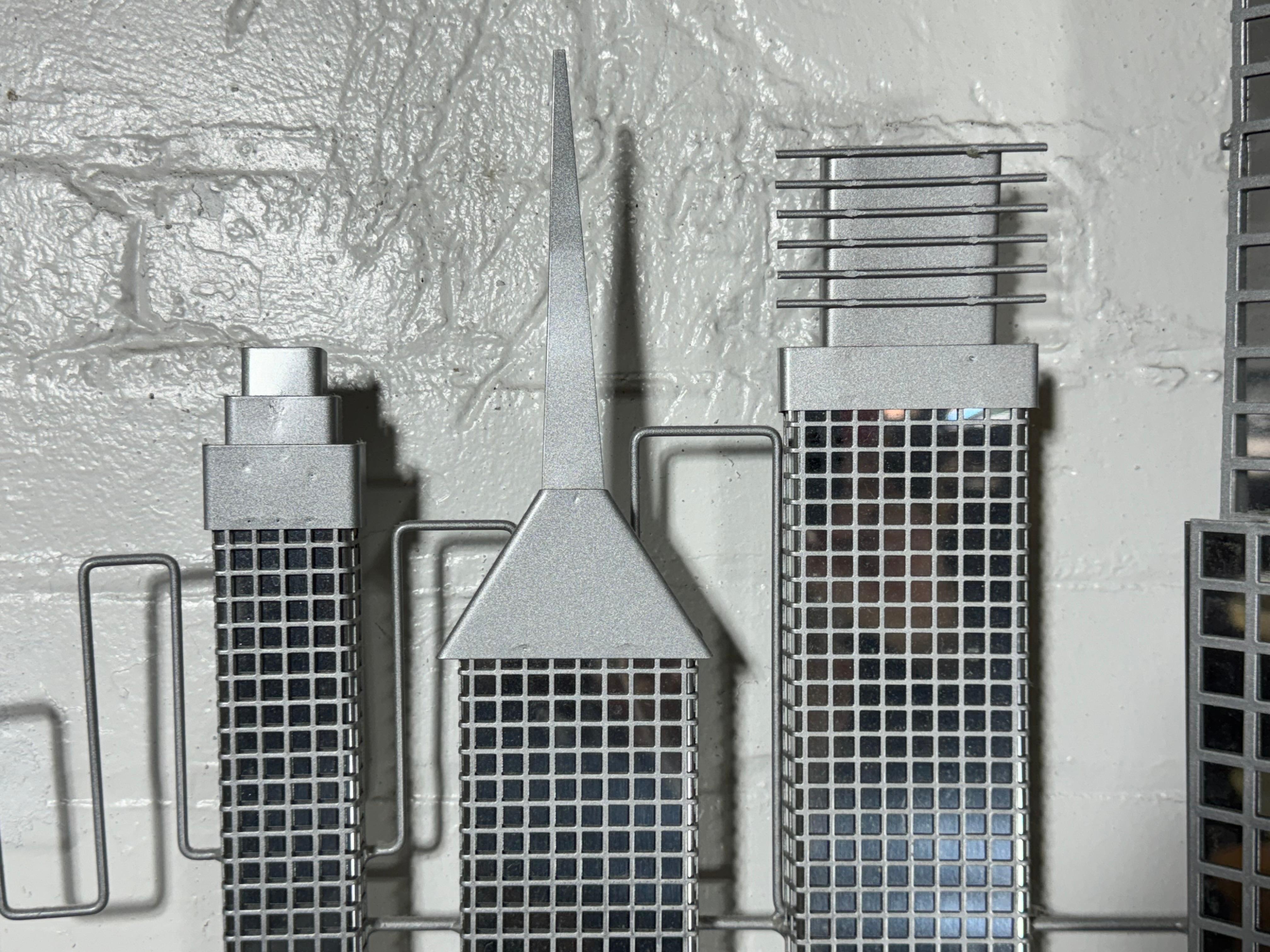 C. JERE / Artisan House 3D-Wandskulptur eines Wolkenkratzers in Gitterform. Silbernes Metall (Moderne der Mitte des Jahrhunderts) im Angebot