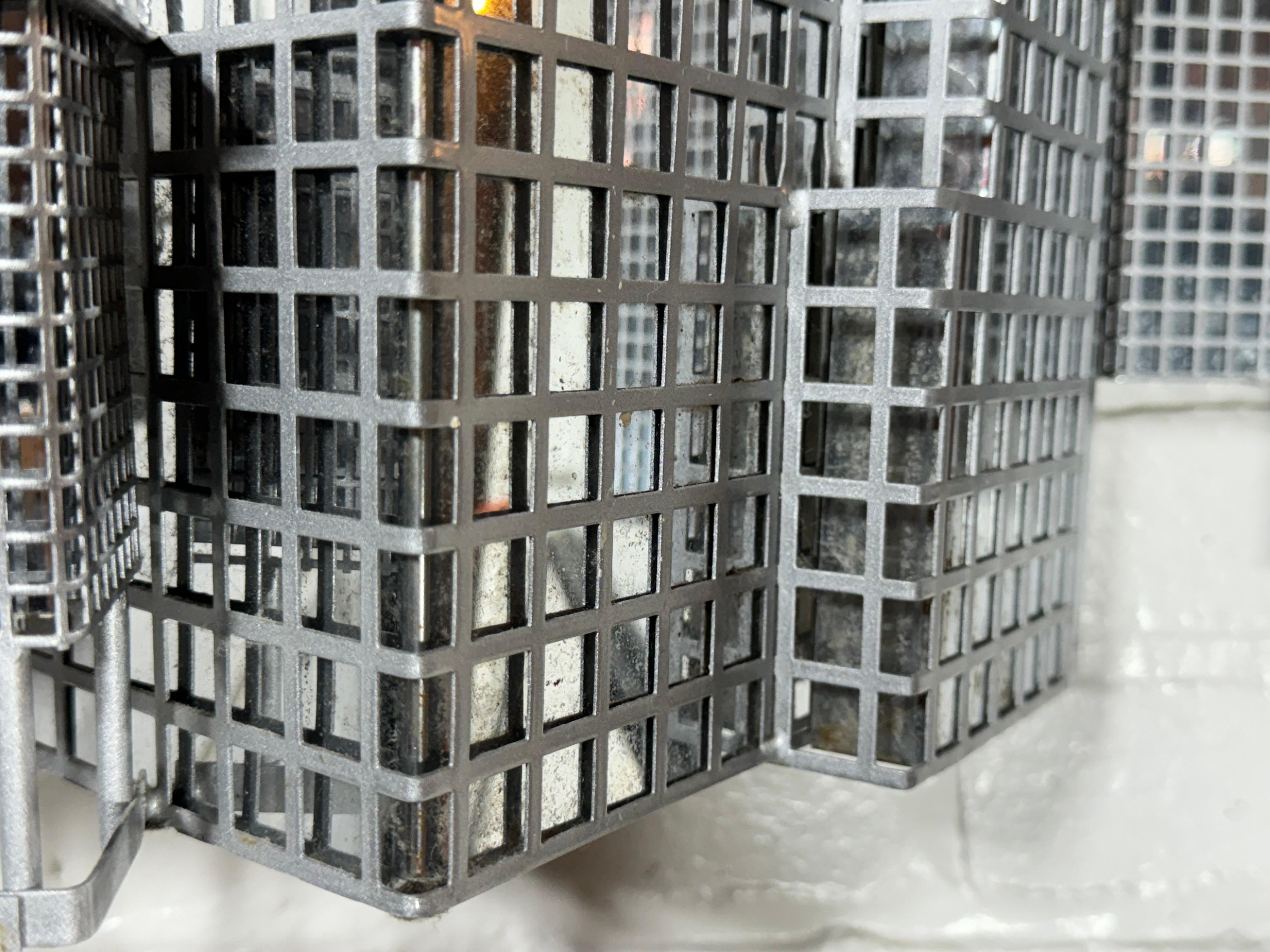 C. JERE / Artisan House 3D-Wandskulptur eines Wolkenkratzers in Gitterform. Silbernes Metall (amerikanisch) im Angebot