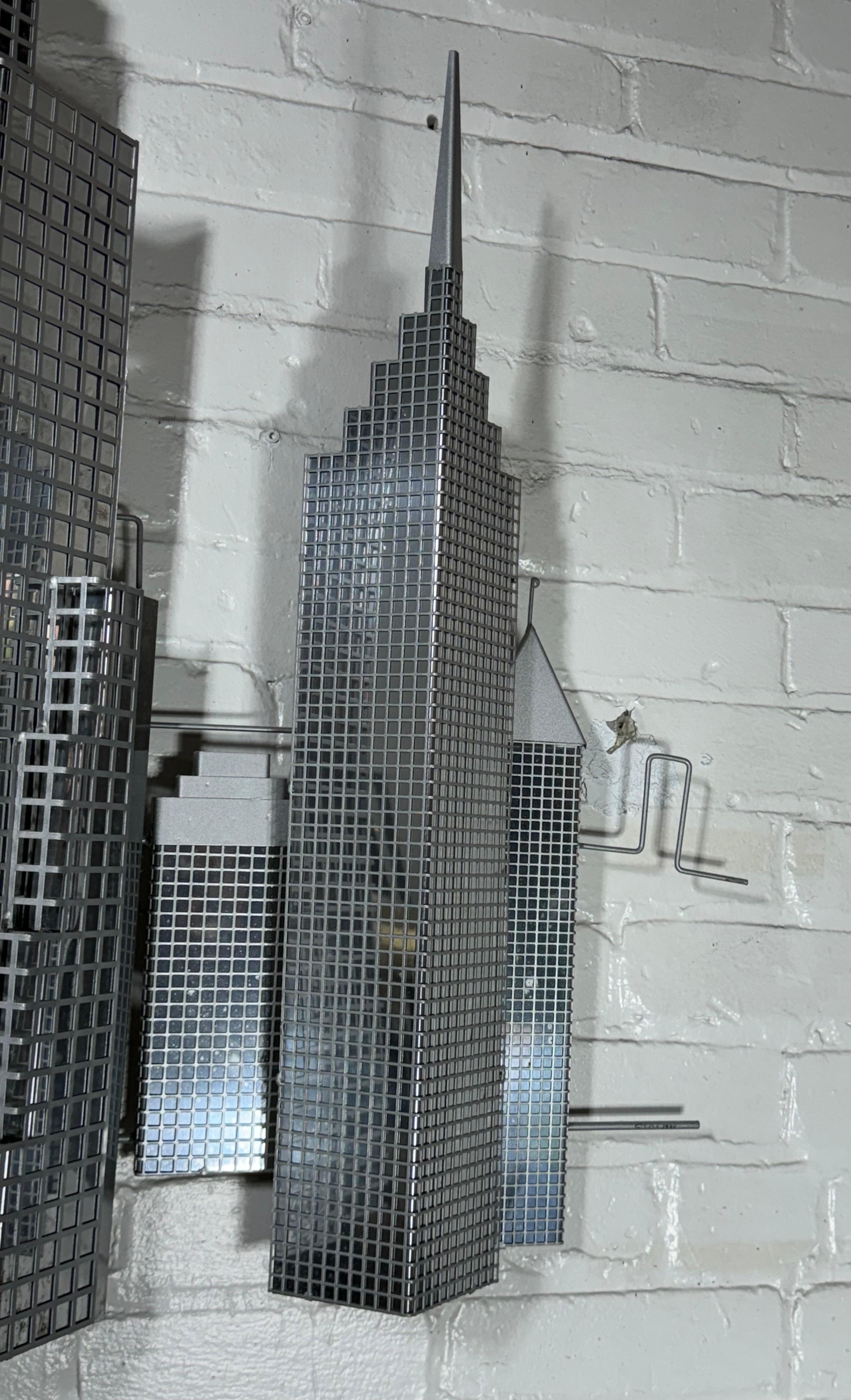 C. JERE / Artisan House 3D-Wandskulptur eines Wolkenkratzers in Gitterform. Silbernes Metall (Handgefertigt) im Angebot