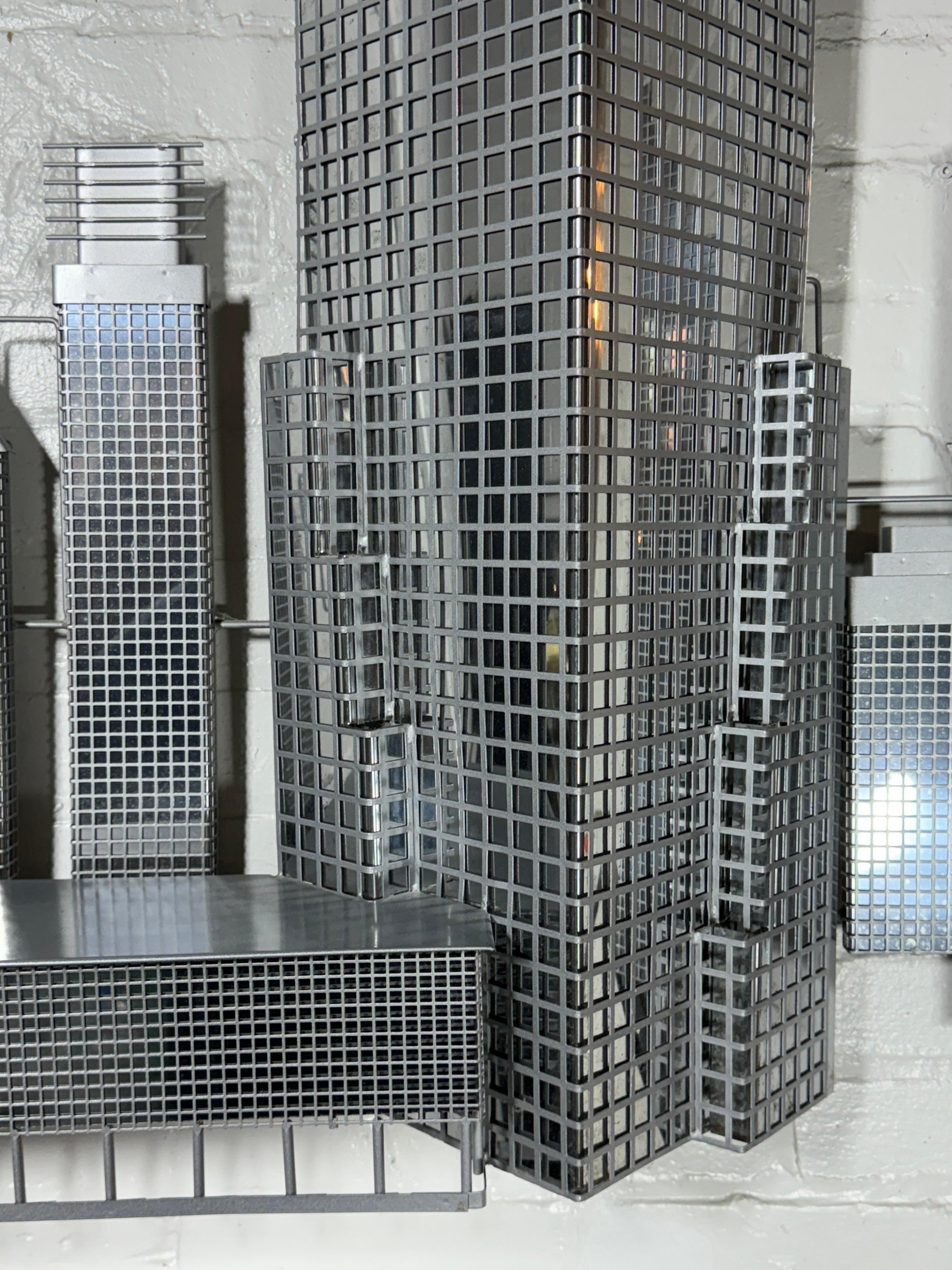 C. JERE / Artisan House 3D-Wandskulptur eines Wolkenkratzers in Gitterform. Silbernes Metall im Zustand „Hervorragend“ im Angebot in Buffalo, NY