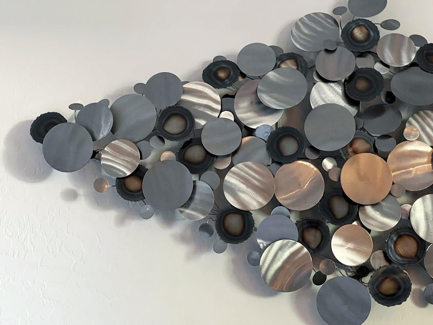 C. Jeré Artisan House metal wall art. Il s'agit d'une production plus récente, 2000 ou ultérieure. Il n'y a pas de signature, mais la pièce figurait sur le site Internet de la Maison de l'Artisan. 52