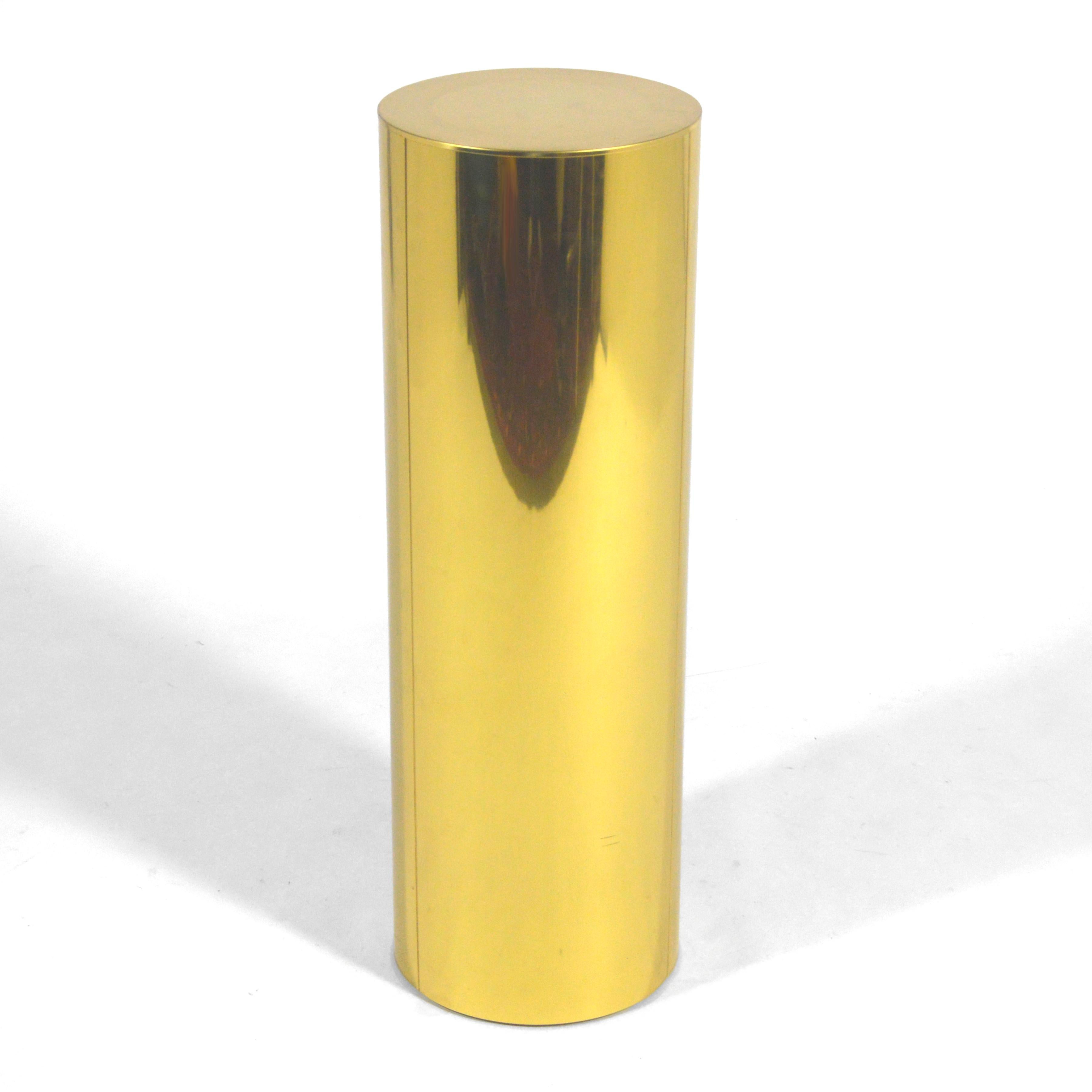 Conçue par le studio Jeré, cette élégante forme cylindrique minimaliste en laiton est parfaitement adaptée à la présentation de sculptures ou d'objets d'art.

Signé à la main près du bas.