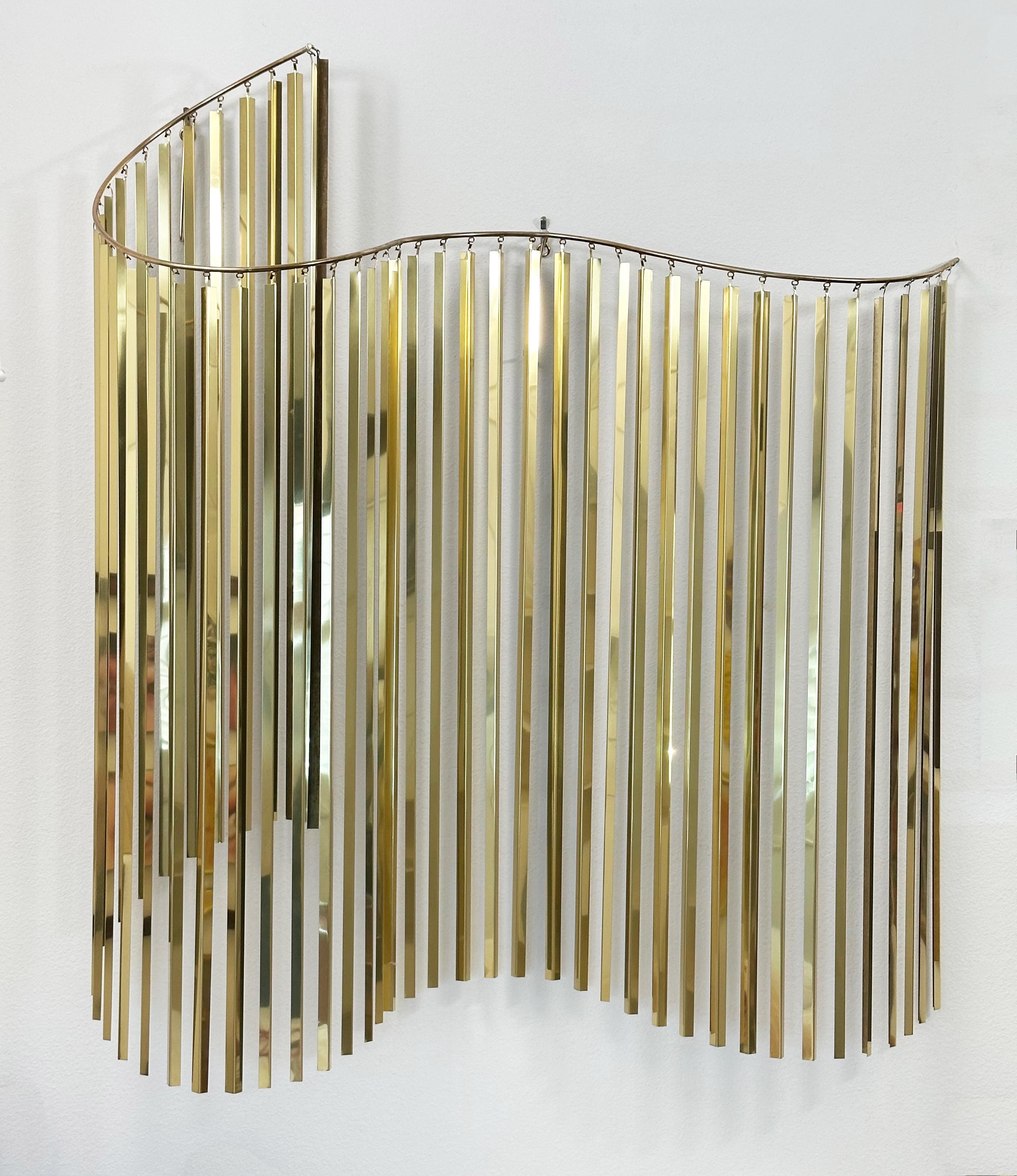 Esta cautivadora escultura cinética de pared, diseñada por Curtis Jeré -seudónimo colectivo de los artistas Curtis Freiler y Jerry Fels- fue producida por su empresa, Artisan House, en Los Ángeles en 1983. La pieza ejemplifica el innovador enfoque