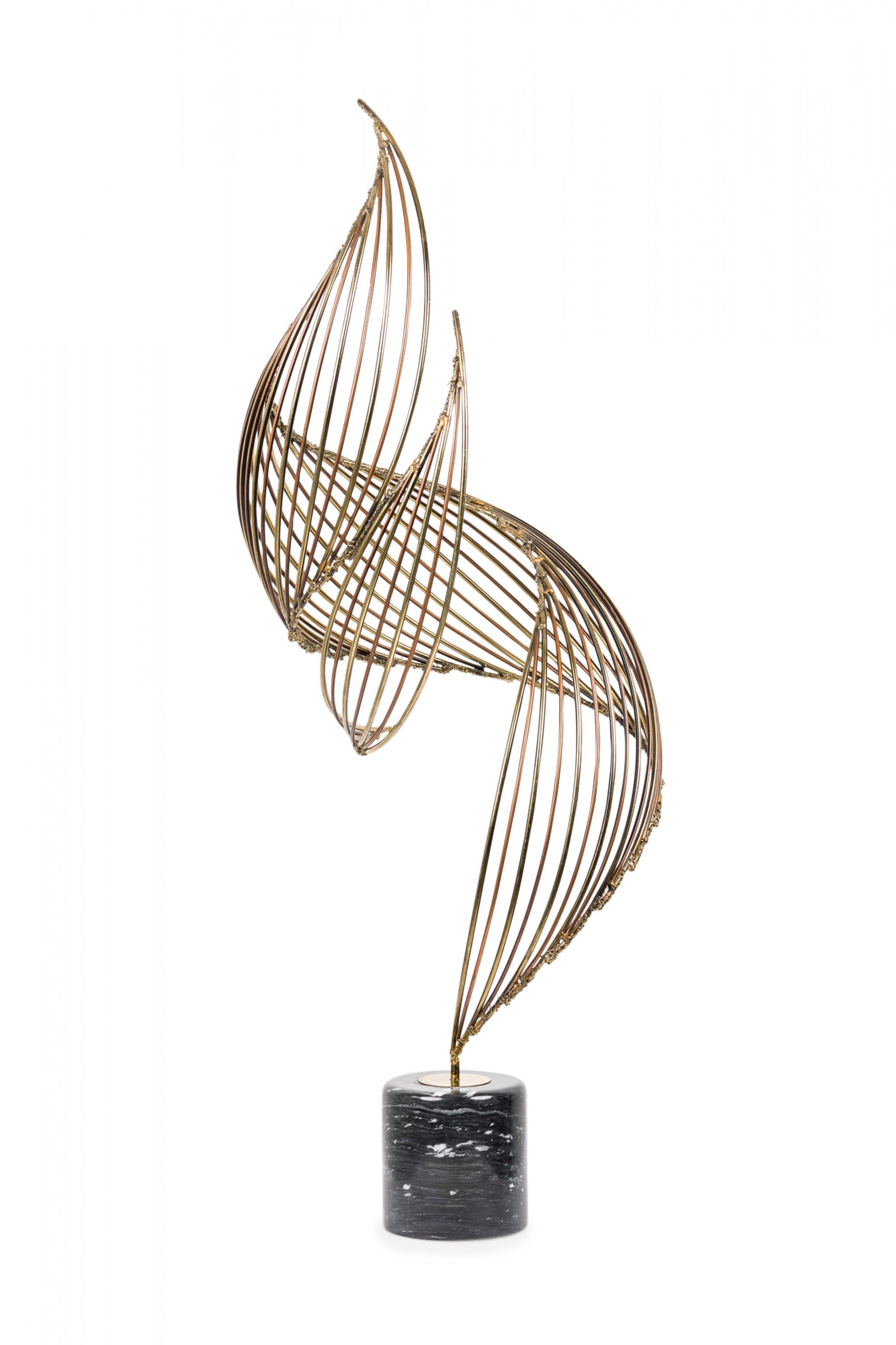 Scultura astratta in piedi della metà del secolo scorso che rappresenta un vortice a spirale composto da aste e trucioli di bronzo, montato su una base cilindrica di marmo nero. (C. JERE)
