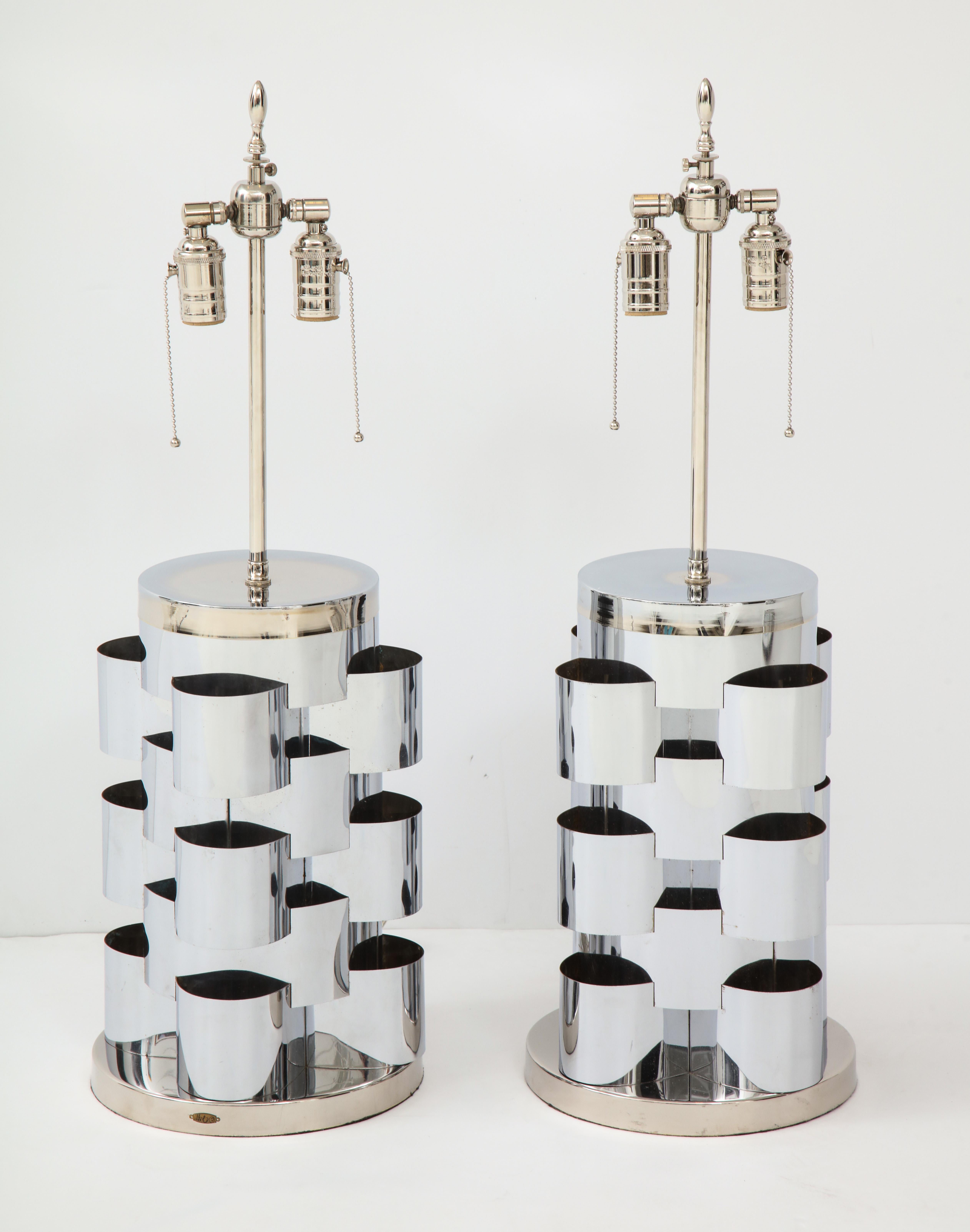 Ein Paar Lampen aus der Mitte des Jahrhunderts aus poliertem Chrom mit ineinandergreifenden Metallbändern, neu verkabelt für den Gebrauch in den USA. Jere Namensschild angebracht.