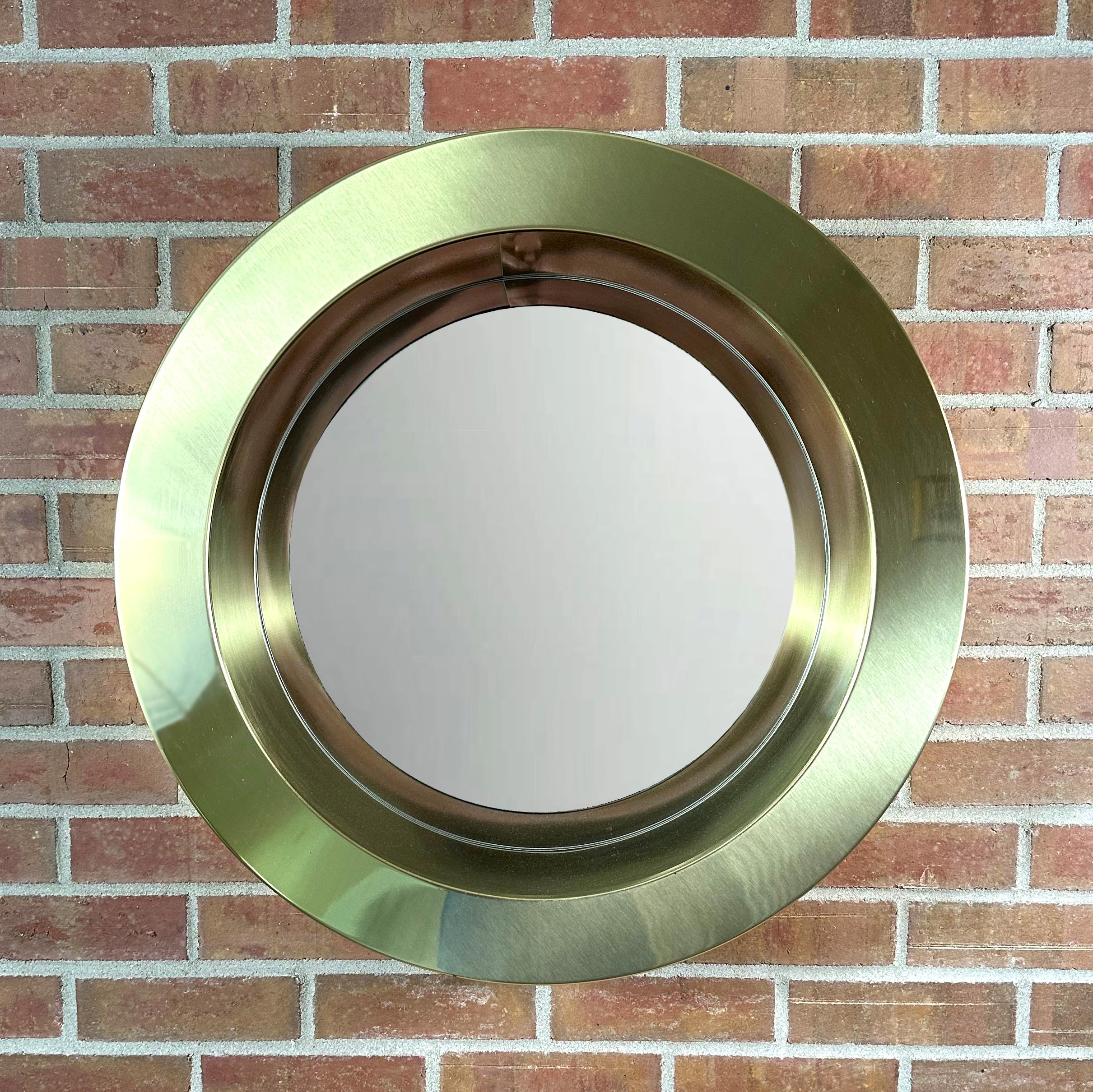 Un sorprendente specchio ad oblò di C. Jeré degli anni '70, che esemplifica l'estetica scultorea tipica del designer. Questo specchio da parete di ispirazione nautica presenta un'audace cornice circolare in ottone con un design dinamico che crea