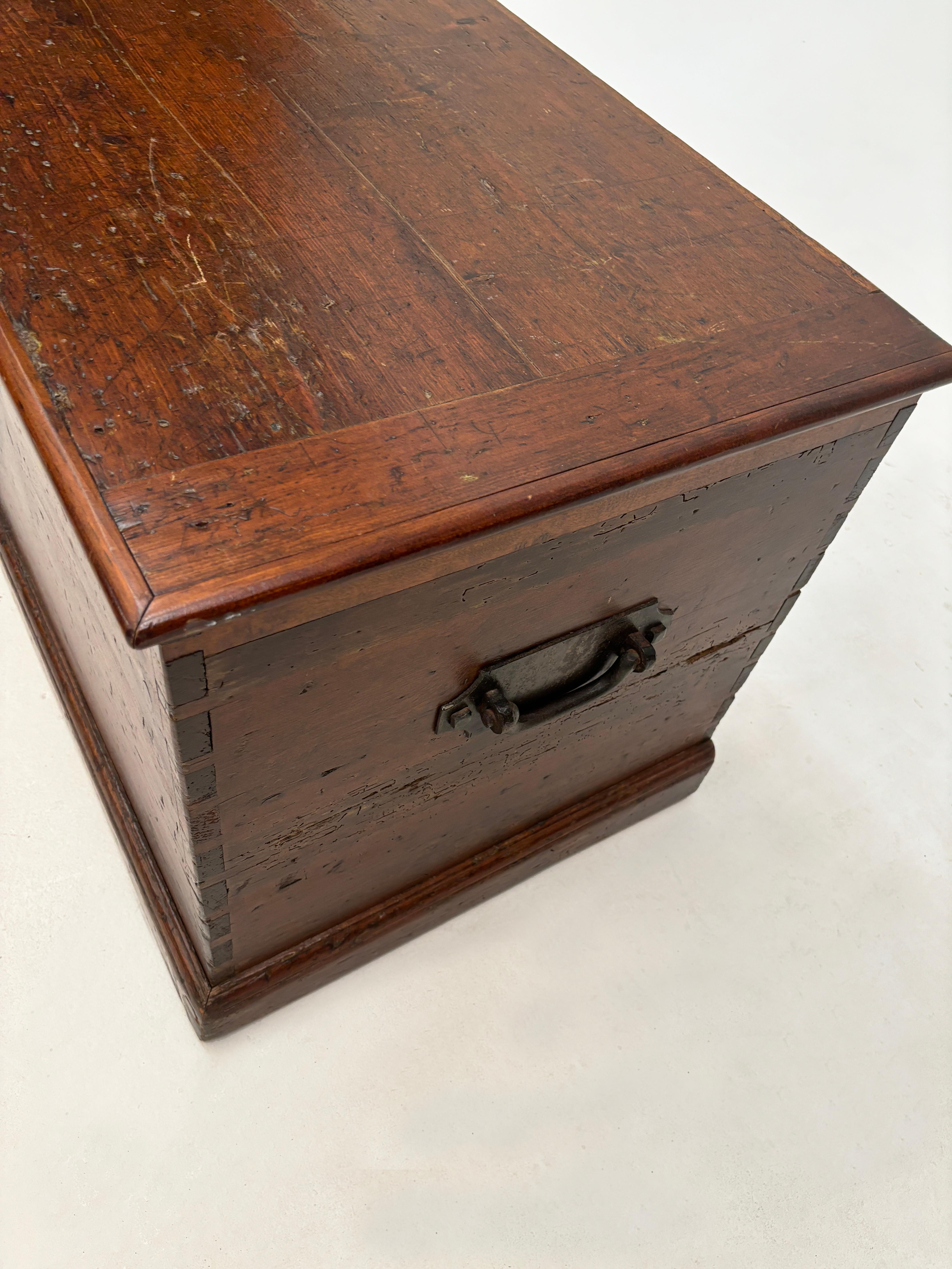 c. late 1700's - 1800 New England Pine Blanket Chest with Hand-forged Handles In Good Condition In Louisville, KY