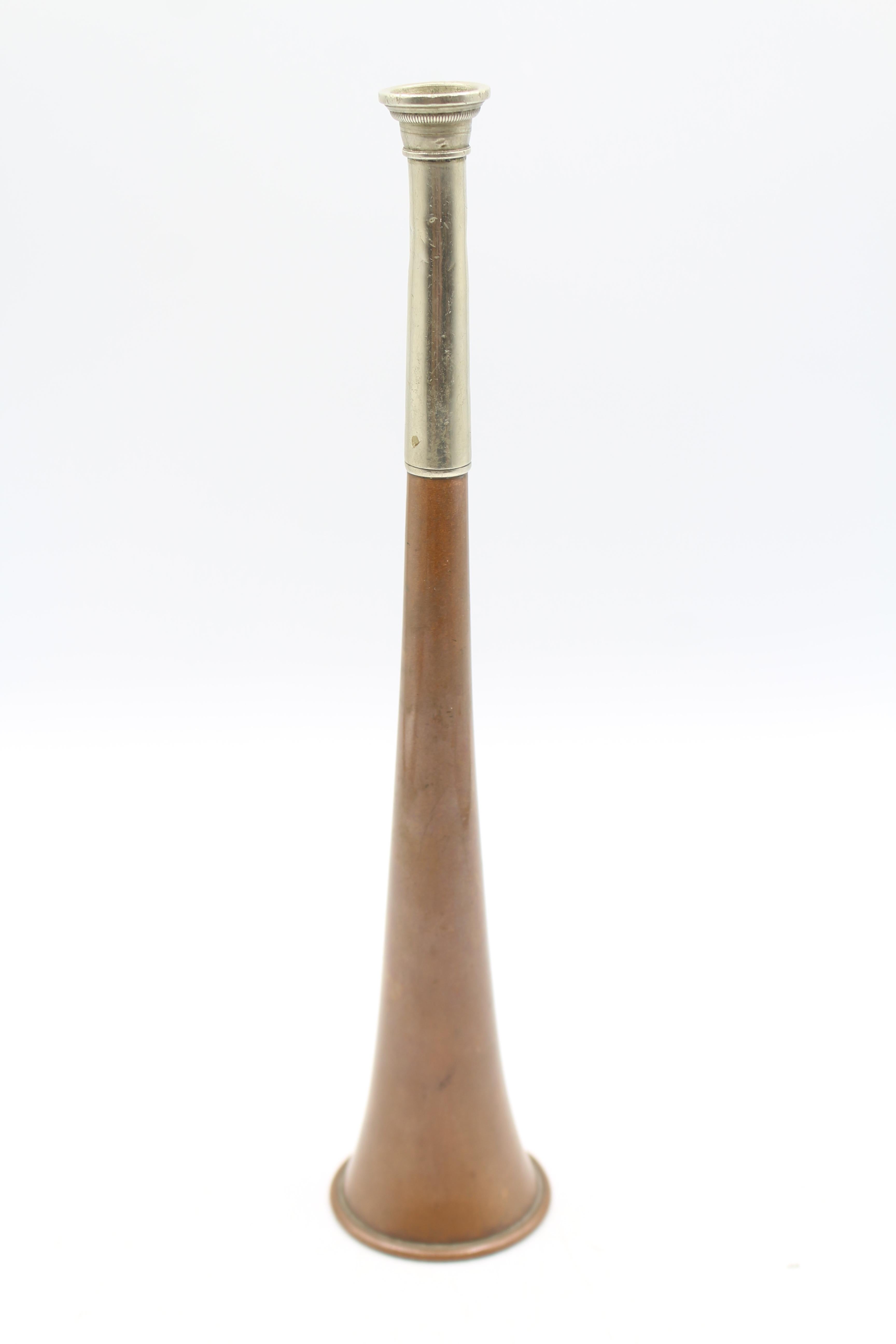 Late 19th century English fox hunting horn of copper & silverplate. Used for fox & stag hunts. Nicely patinated with age. Very minor dings.
2 1/8