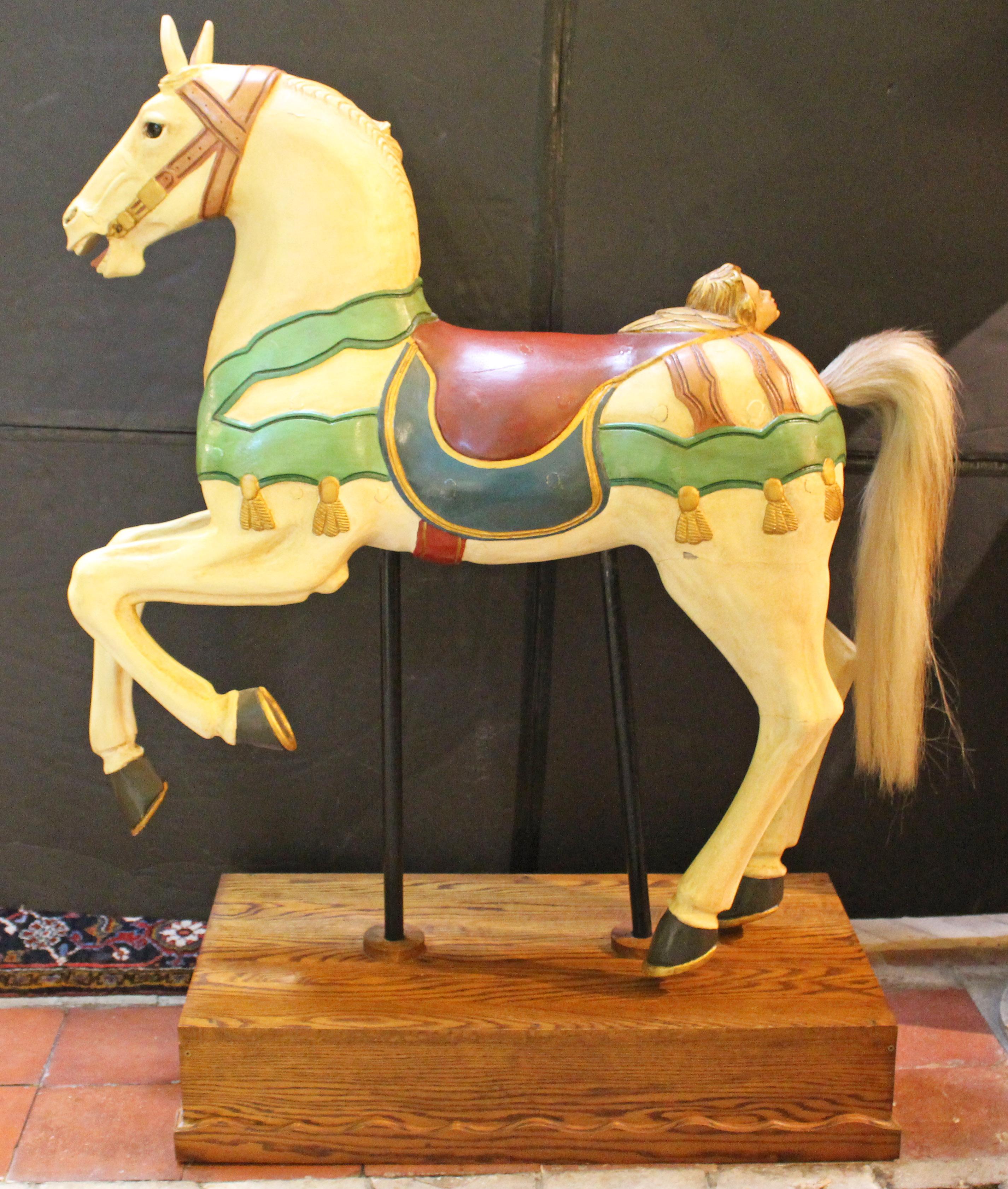 Cheval de carrousel de la fin du 19e siècle et du début du 20e siècle sur un support personnalisé, américain. Un exemple de qualité et de plaisir. Restauré avant l'acquisition par le propriétaire actuel, il avait probablement des poignées pour