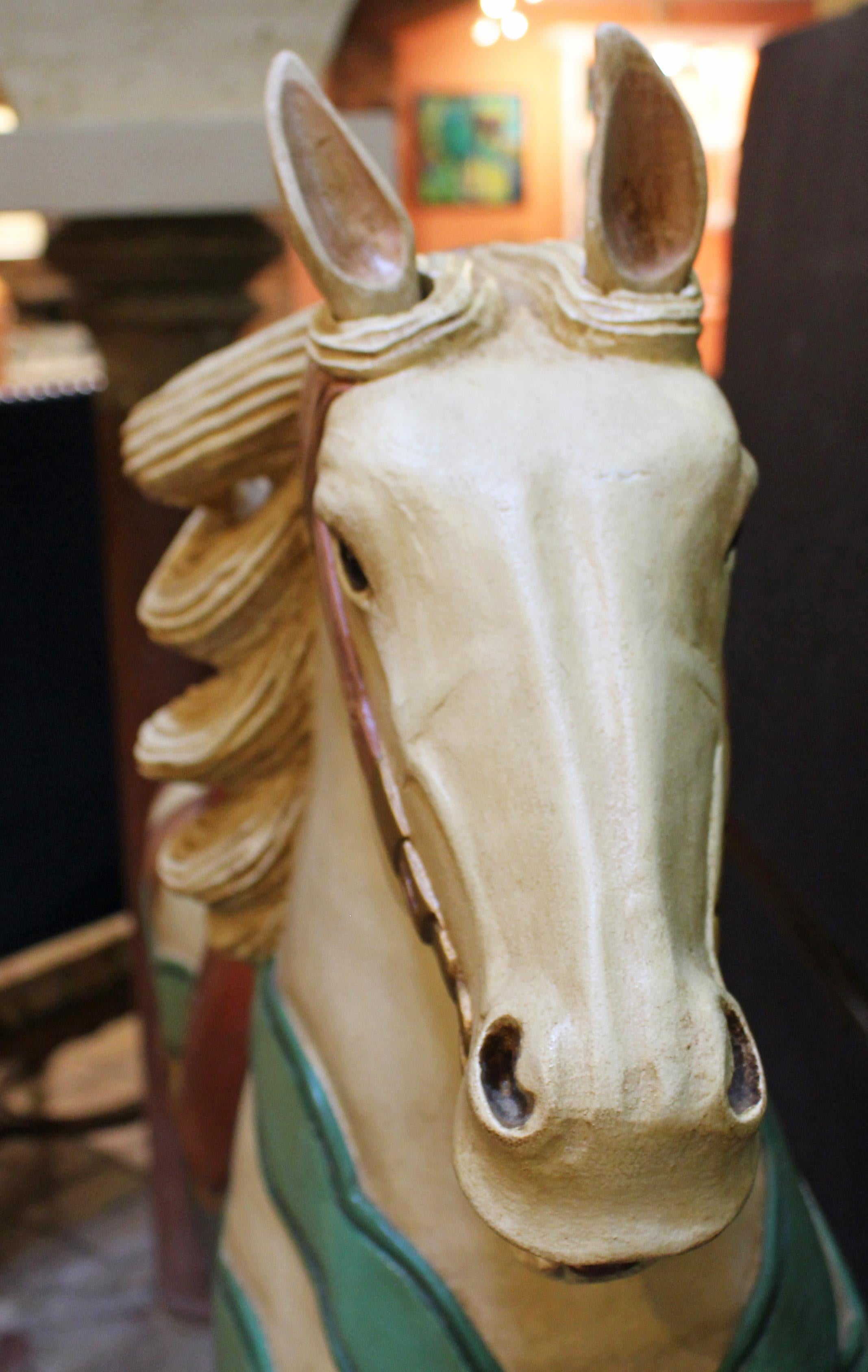 C. Cheval de carrousel américain de la fin du 19e siècle et du début du 20e siècle sur un support personnalisé Bon état - En vente à Chapel Hill, NC