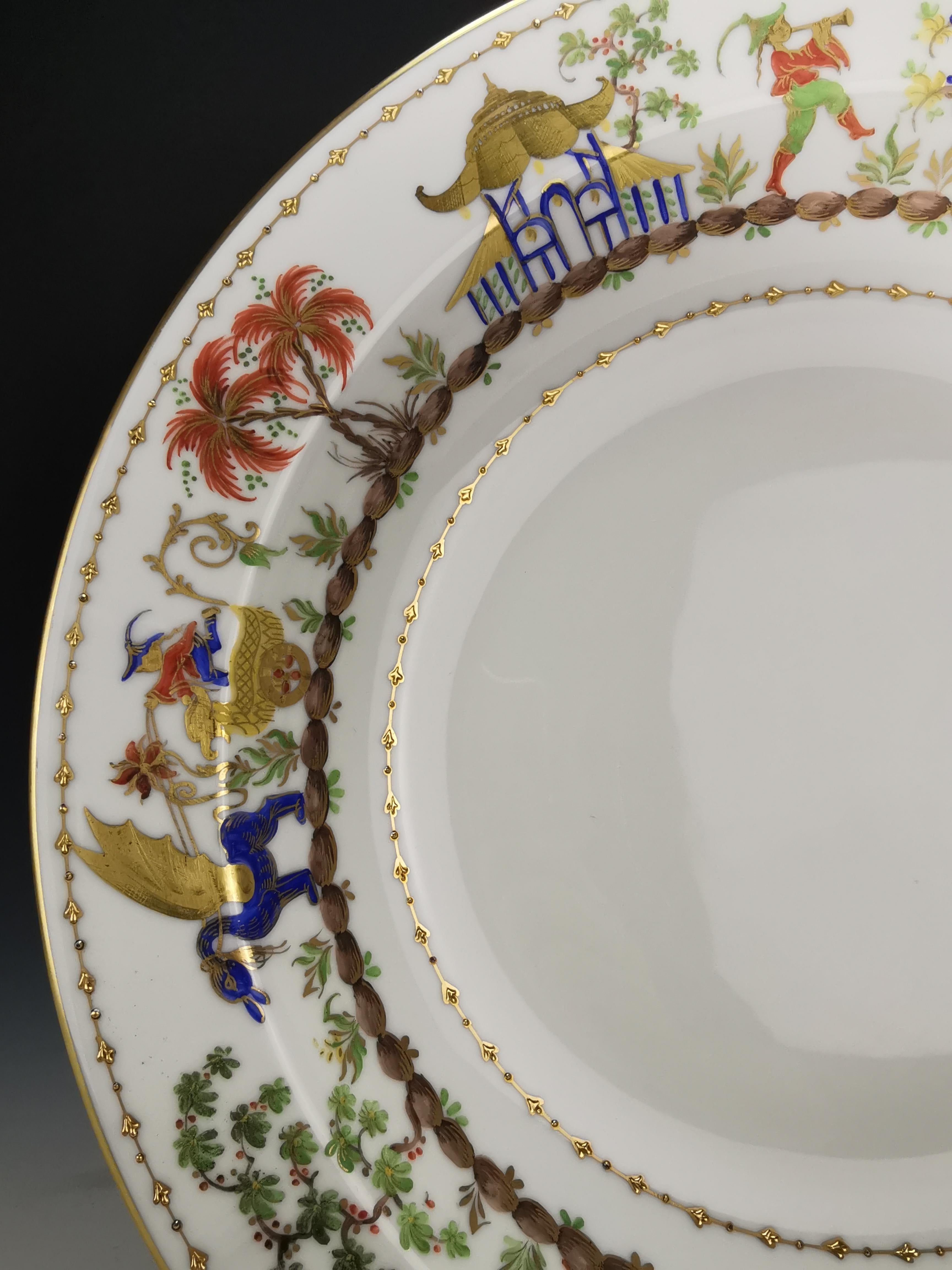 Seltene und prächtige runde und tiefe Servierplatte aus Limoges-Porzellan von 

Camille Le Tallec mit dem Muster 
