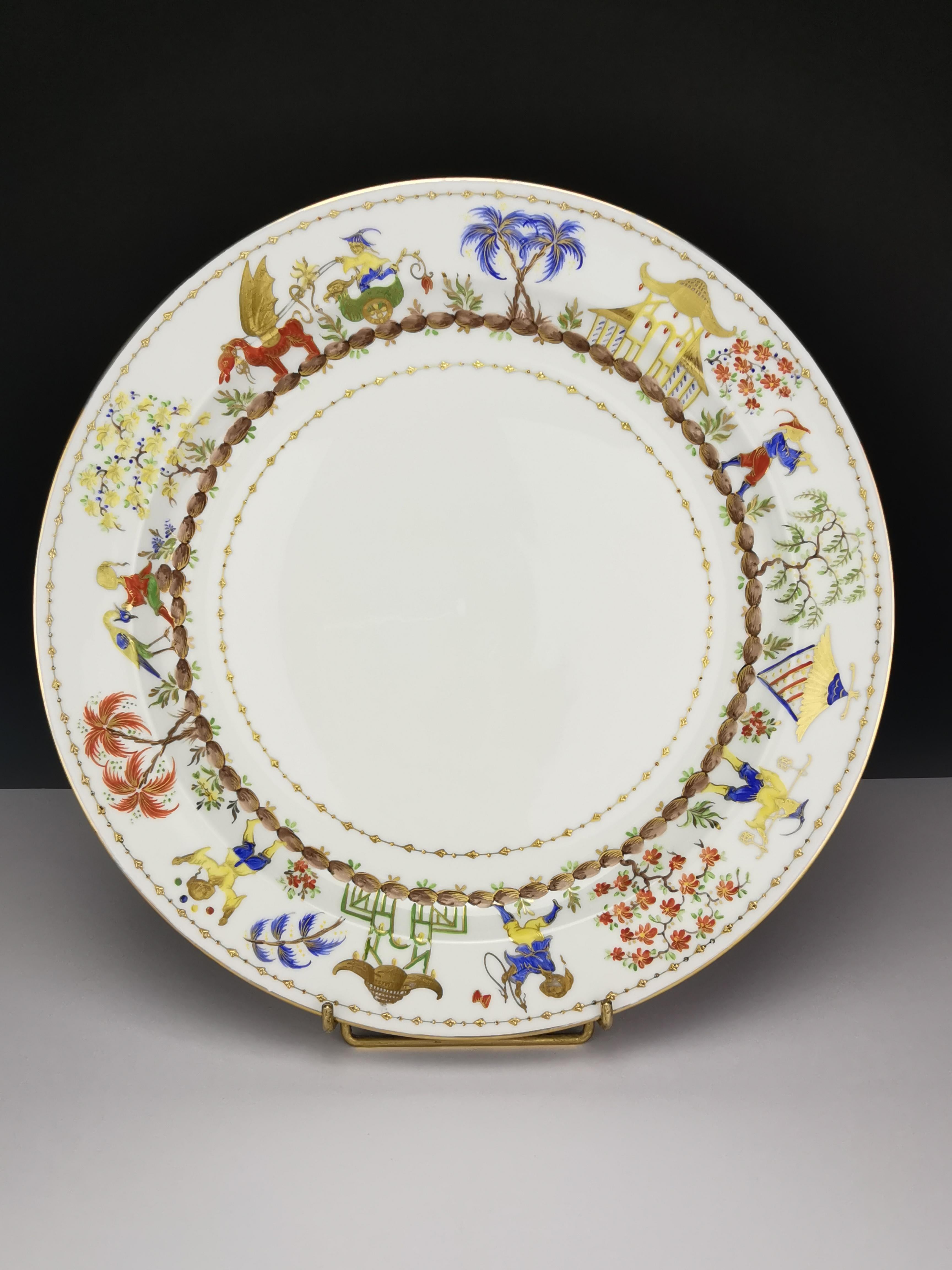 Seltene und prächtige runde und flache Servierplatte aus Limoges-Porzellan von 

Camille Le Tallec mit dem Muster 