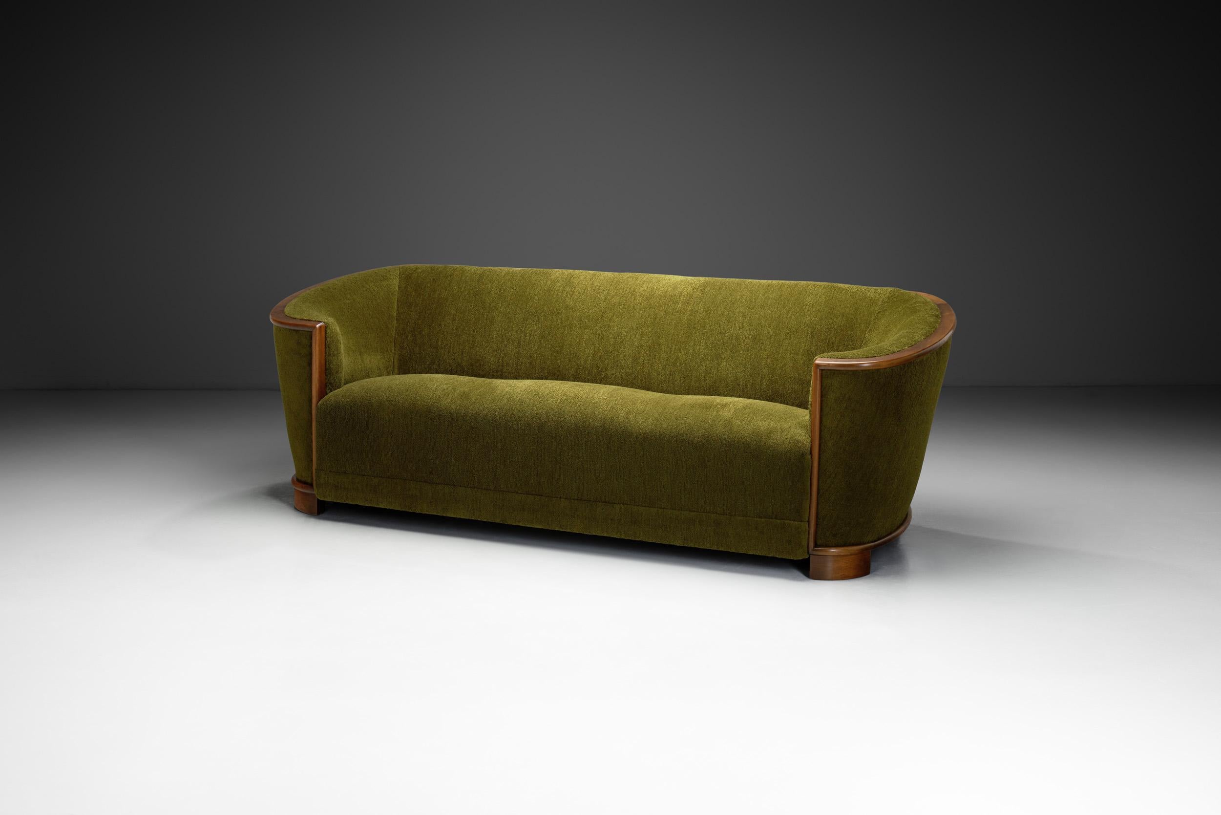 Crafted by C. Lundbæk, this three-seater sofa encapsulates the refined elegance and functional approach that characterised the 1940s. During this period, despite Art Deco’s wide appeal, design moved towards functionality and practical simplicity.