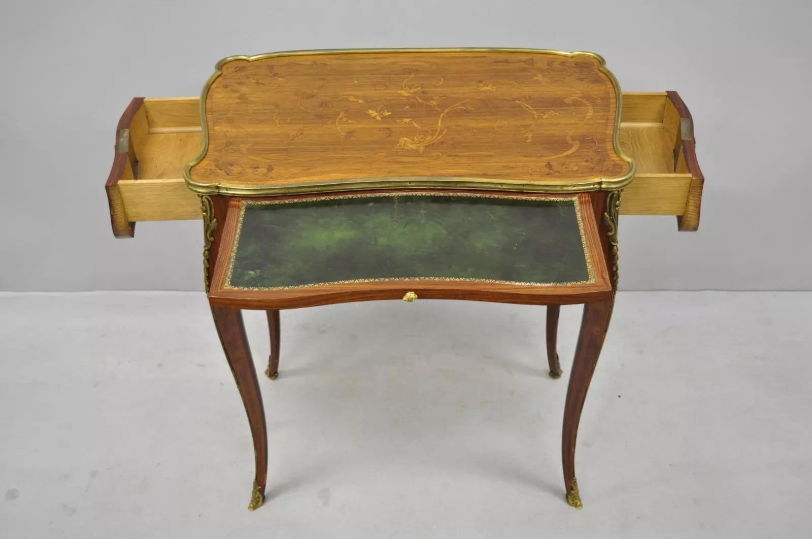 Table ancienne à 2 tiroirs en marqueterie de style Louis XV et cuir vert par C.C.I.C., Londres. Cet objet présente des bronzes dorés, deux tiroirs, une surface en cuir vert extractible, des incrustations de bois satiné sur l'ensemble de la surface,