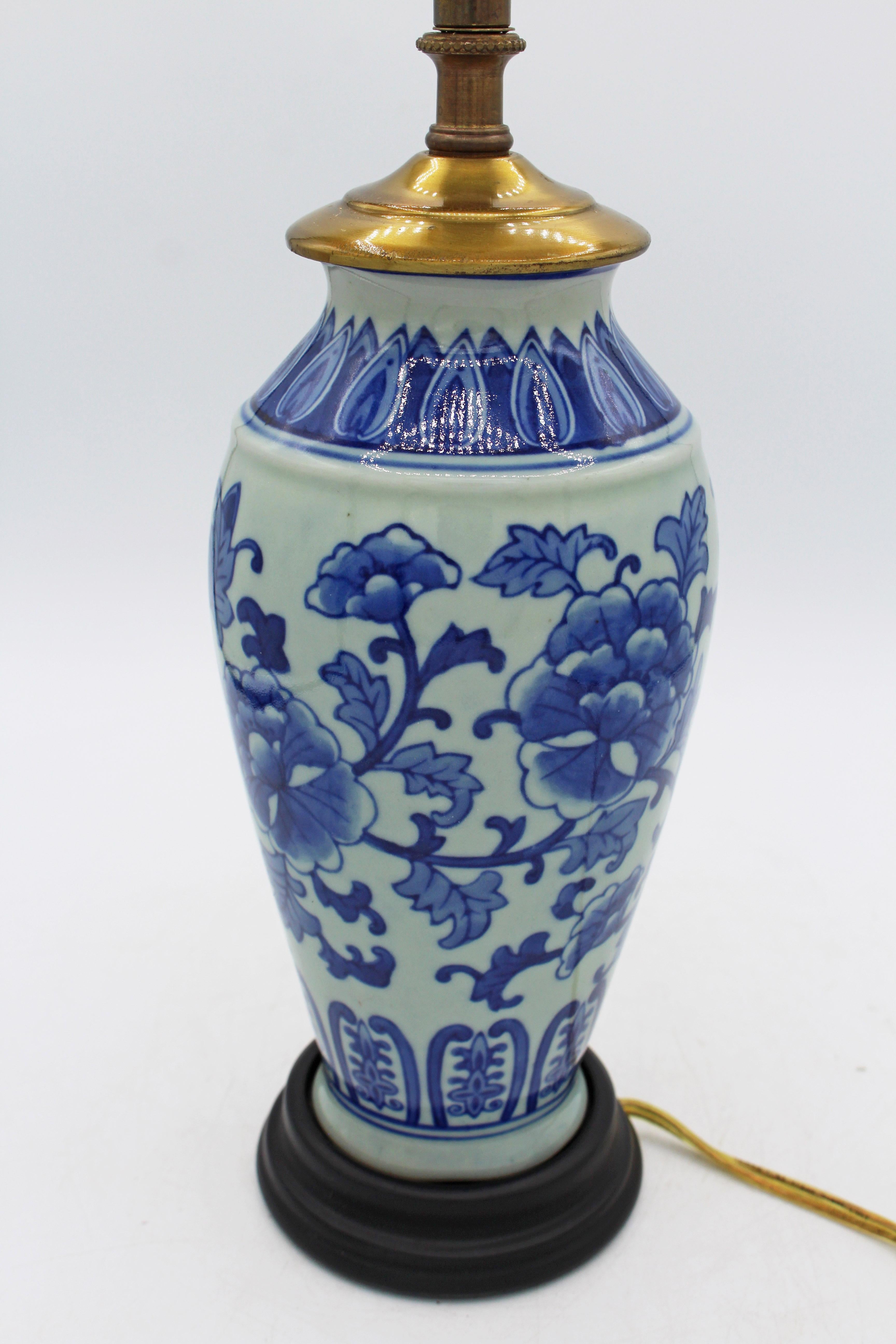 C. Mid-20th Century Pair of Chinese Export Porcelain Vases Mounted as Lamps In Good Condition For Sale In Chapel Hill, NC