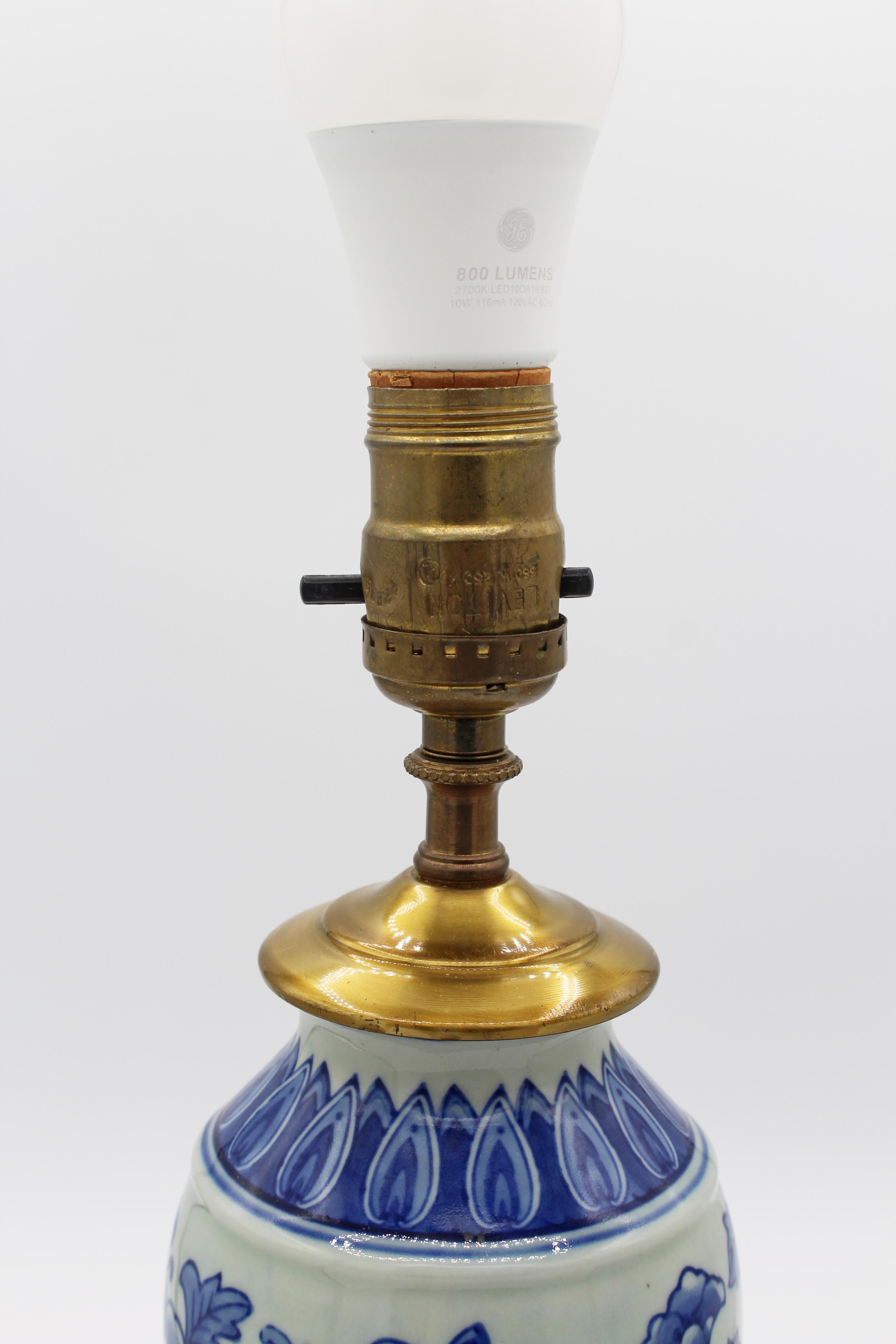 C. Mid-20th Century Pair of Chinese Export Porcelain Vases Mounted as Lamps For Sale 2