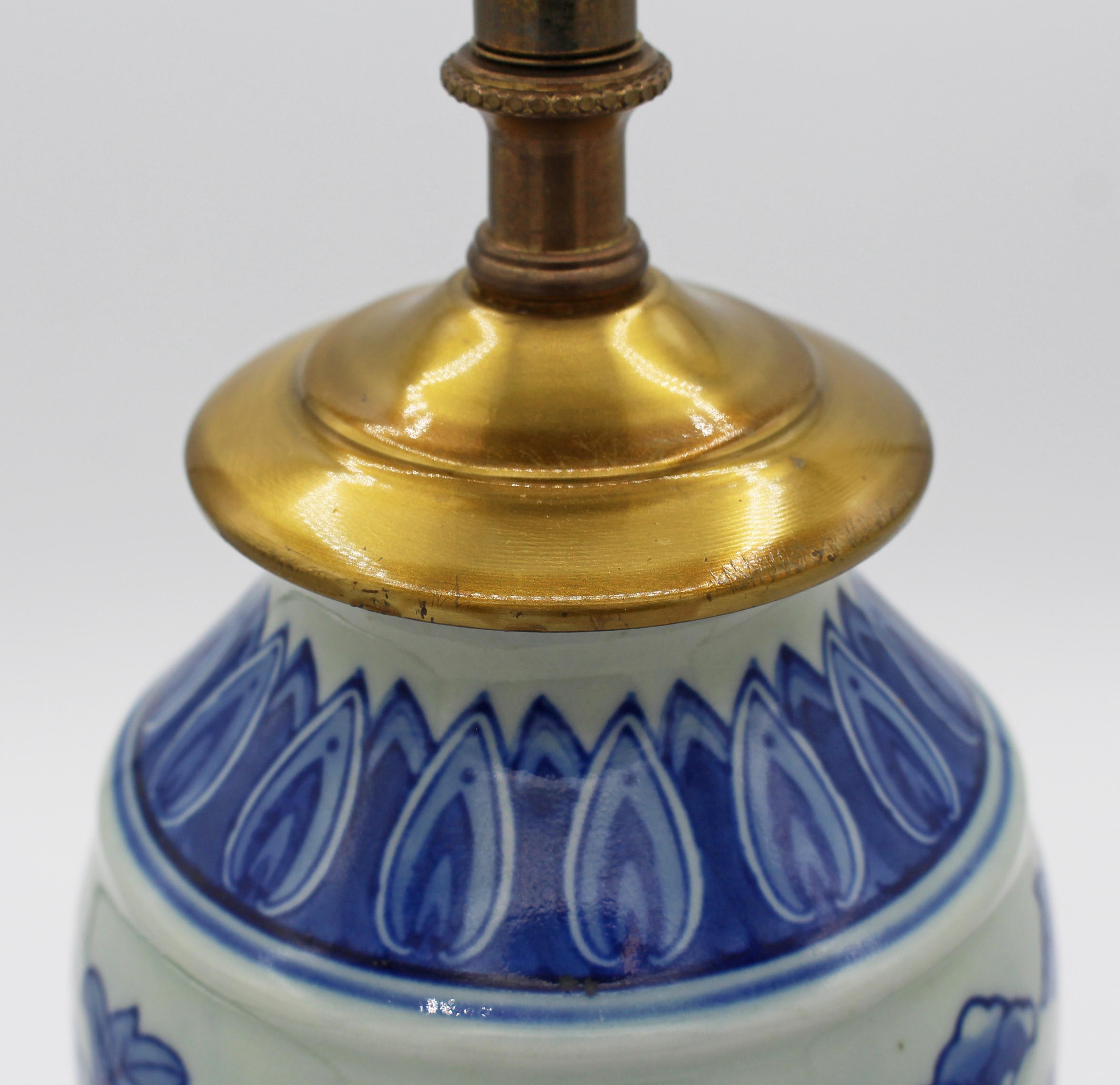 C. Mid-20th Century Pair of Chinese Export Porcelain Vases Mounted as Lamps For Sale 3