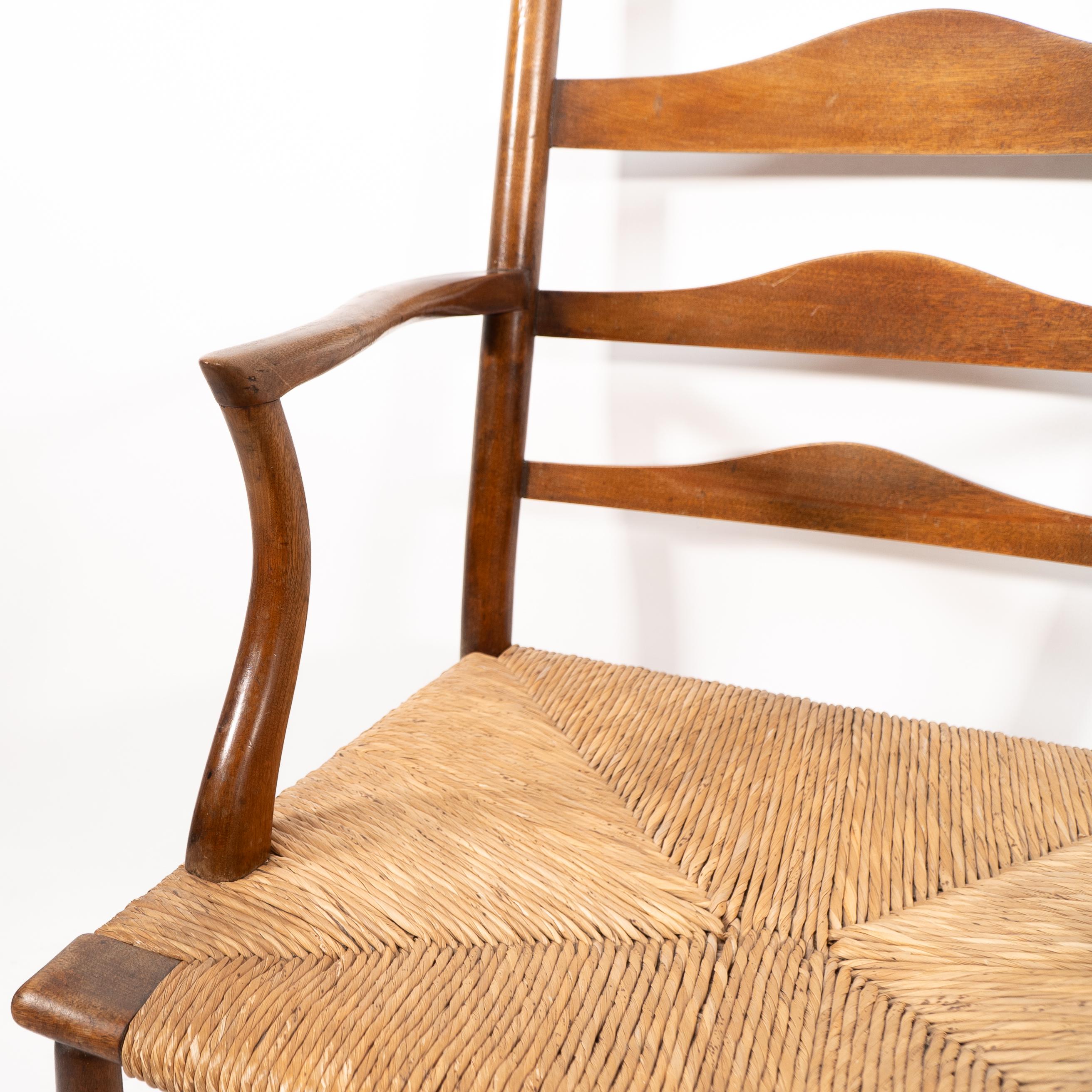 C. R. Ashbee. Un sillón Arts and Crafts con asiento de junco y respaldo de escalera en venta 3