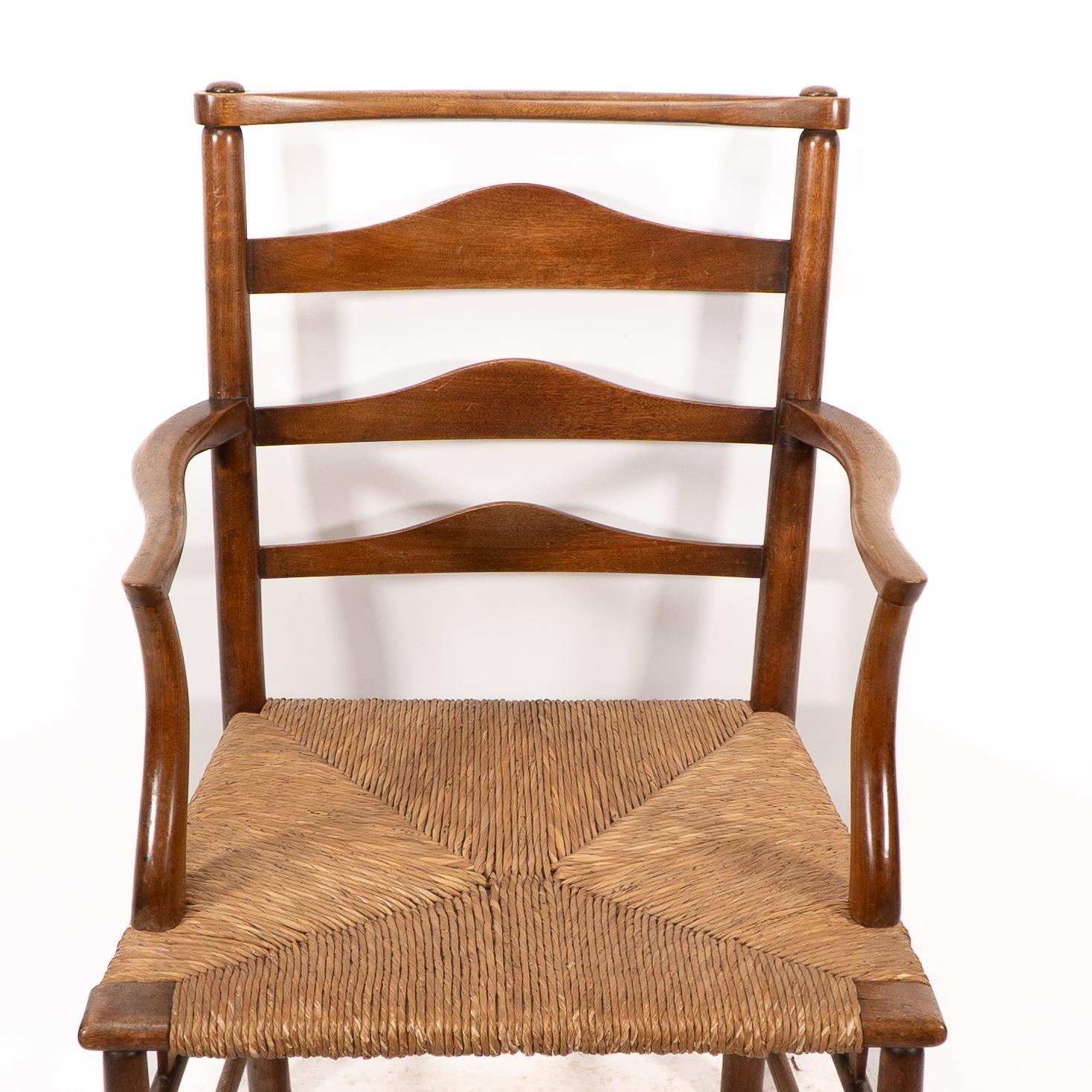 C. R. Ashbee. Un sillón Arts and Crafts con asiento de junco y respaldo de escalera Fines del siglo XIX en venta