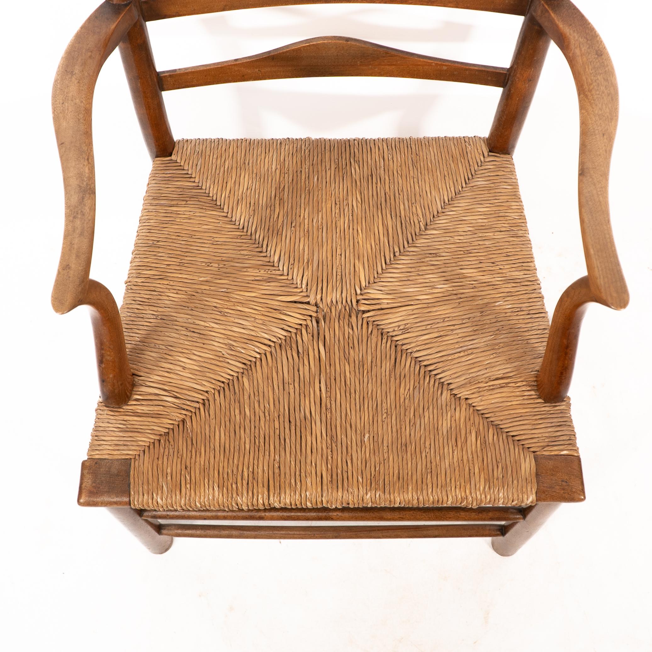 C. R. Ashbee. Un sillón Arts and Crafts con asiento de junco y respaldo de escalera en venta 1