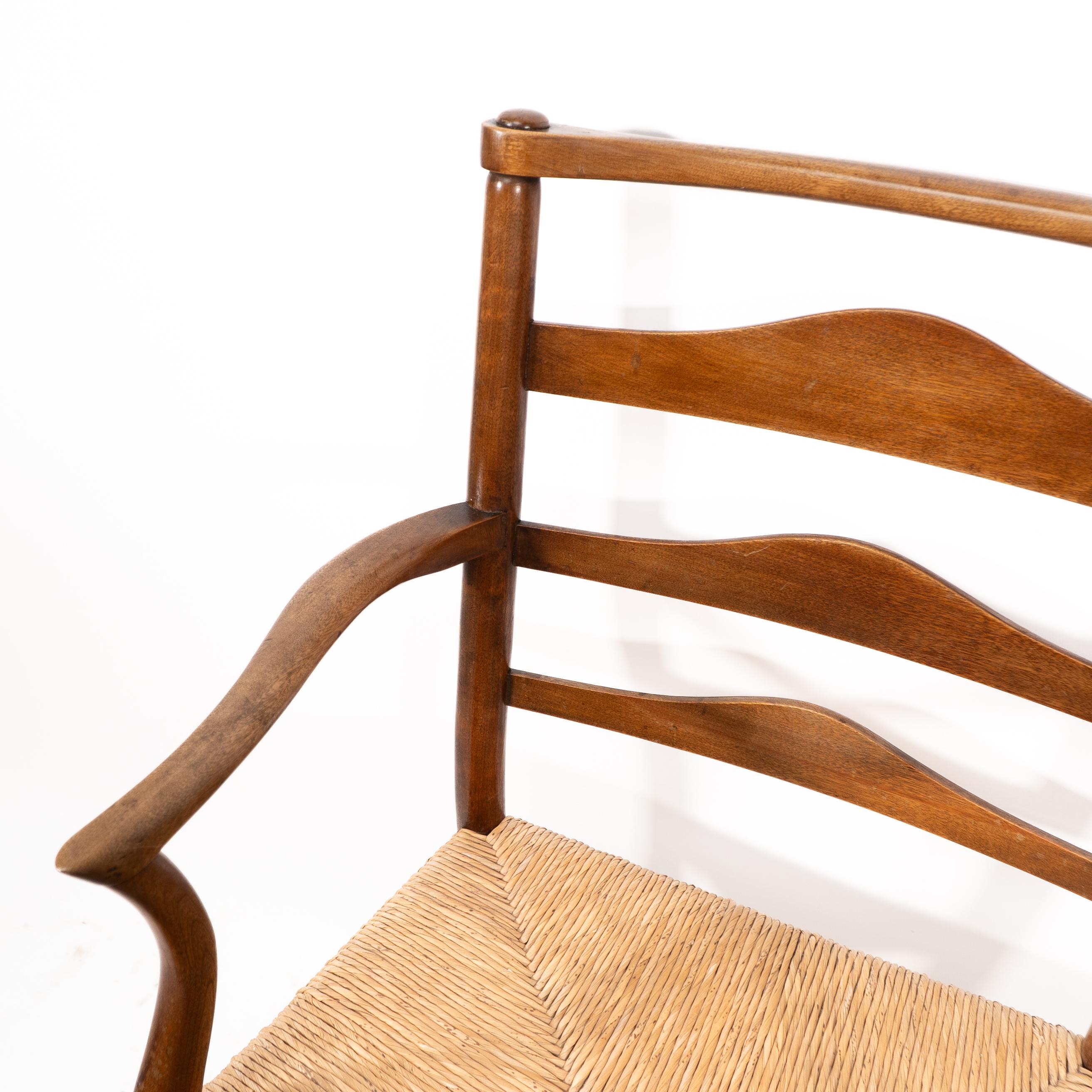 C. R. Ashbee. Un sillón Arts and Crafts con asiento de junco y respaldo de escalera en venta 2