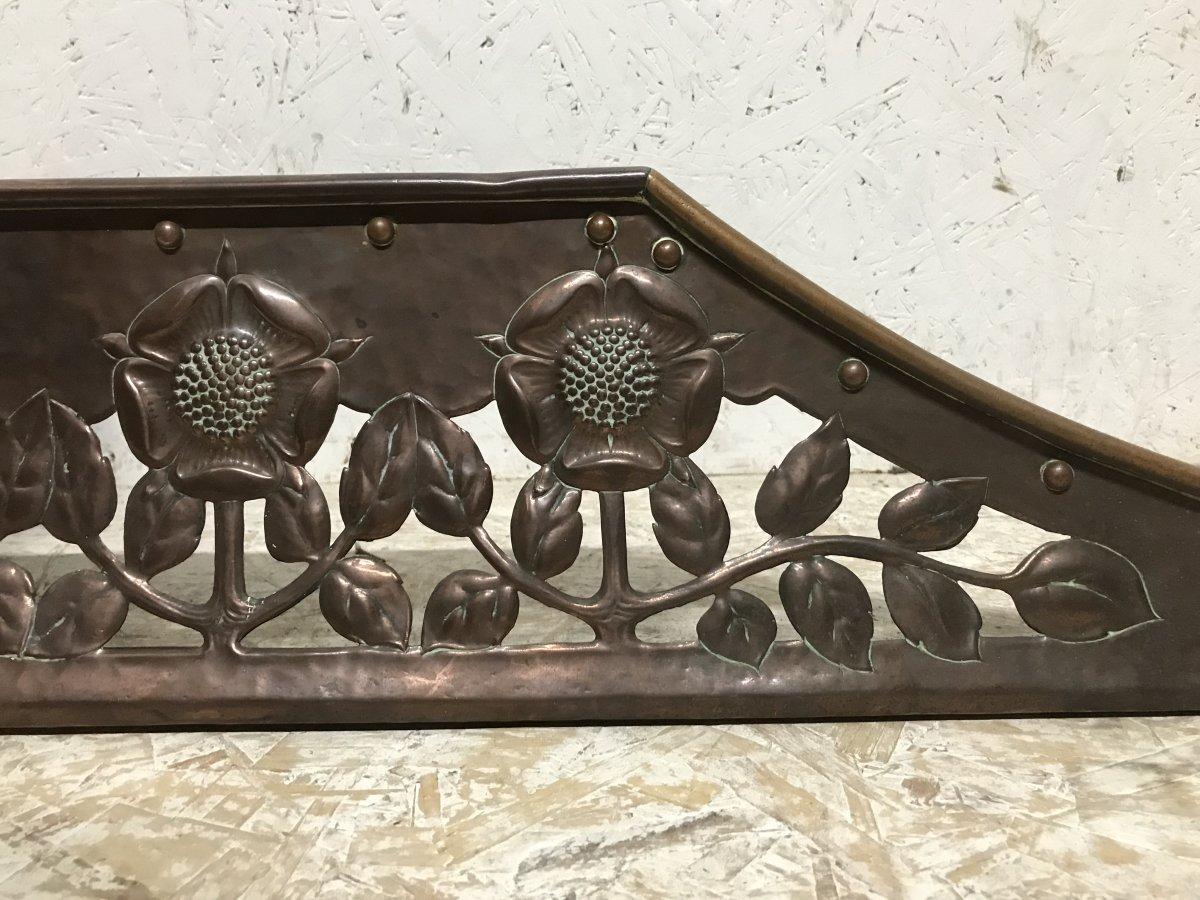 C R Ashbee, an Arts & Crafts Copper Fireplace Fender with Stylised Floral Design In Good Condition In London, GB
