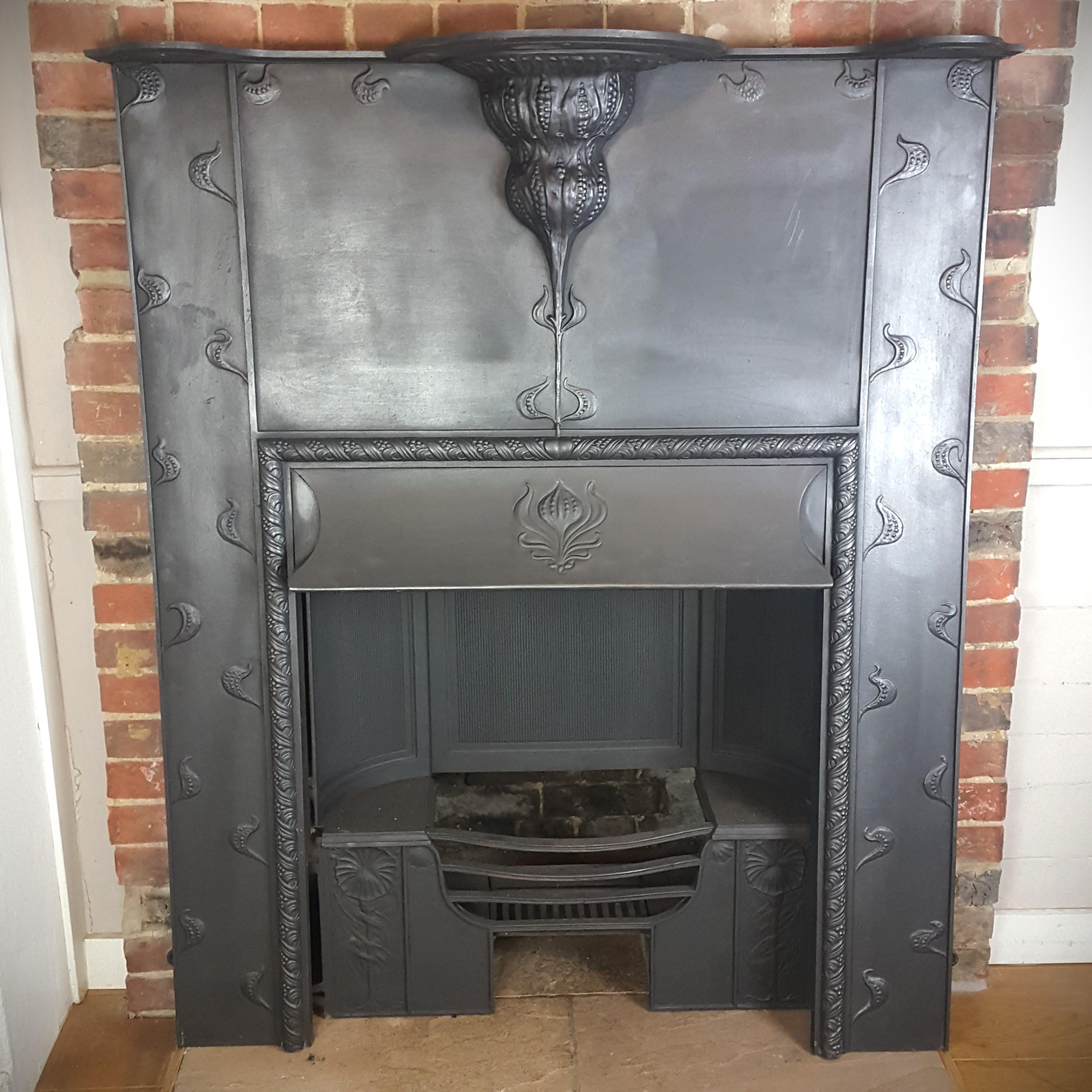 C. R. Ashbee  Arts & Crafts Falkirk cast iron fireplace insert fire grate. In Good Condition For Sale In Tunbridge Wells, GB