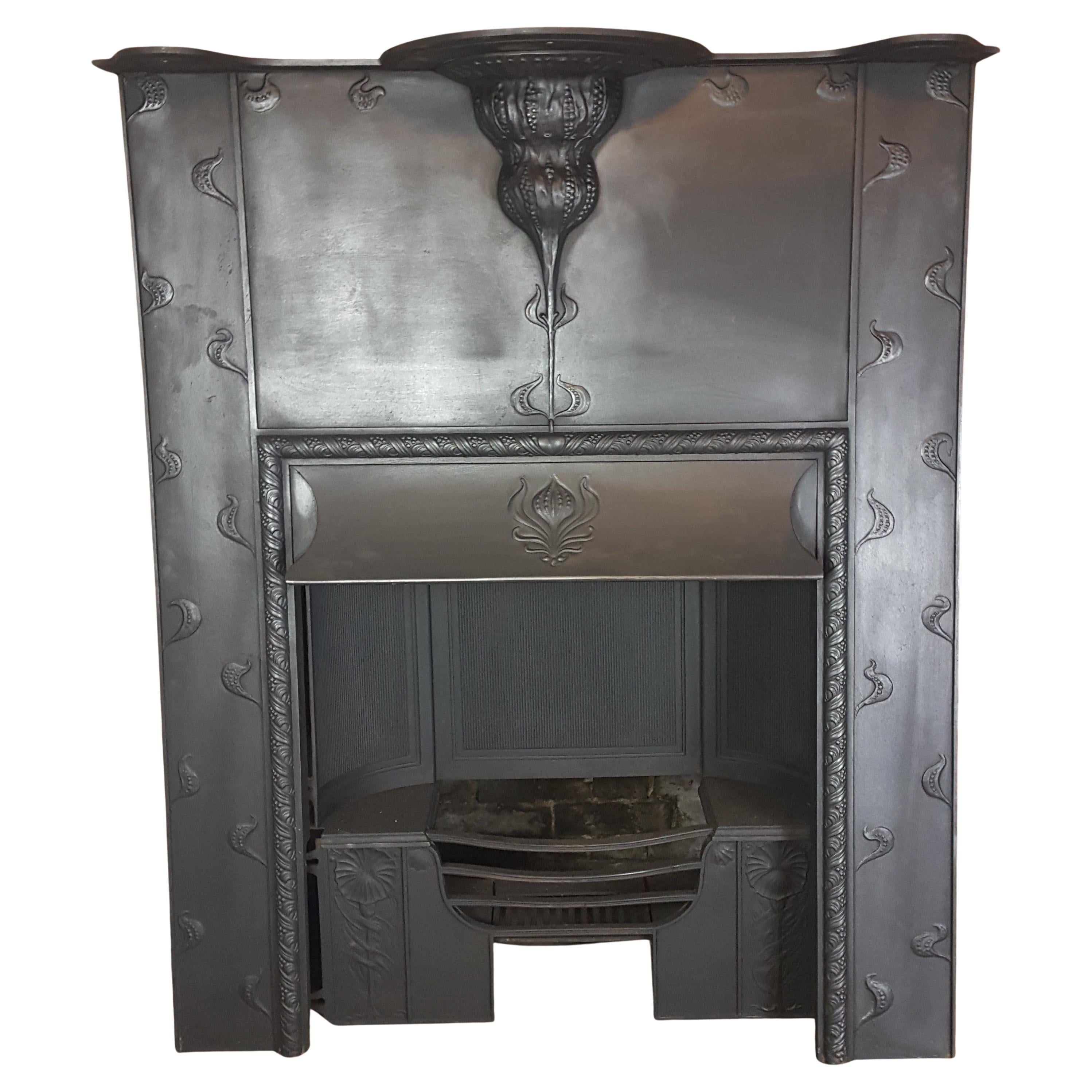 C. R. Ashbee  Arts and Crafts Falkirk Gusseisen-Kaminsims-Einlage mit Feuerroste.