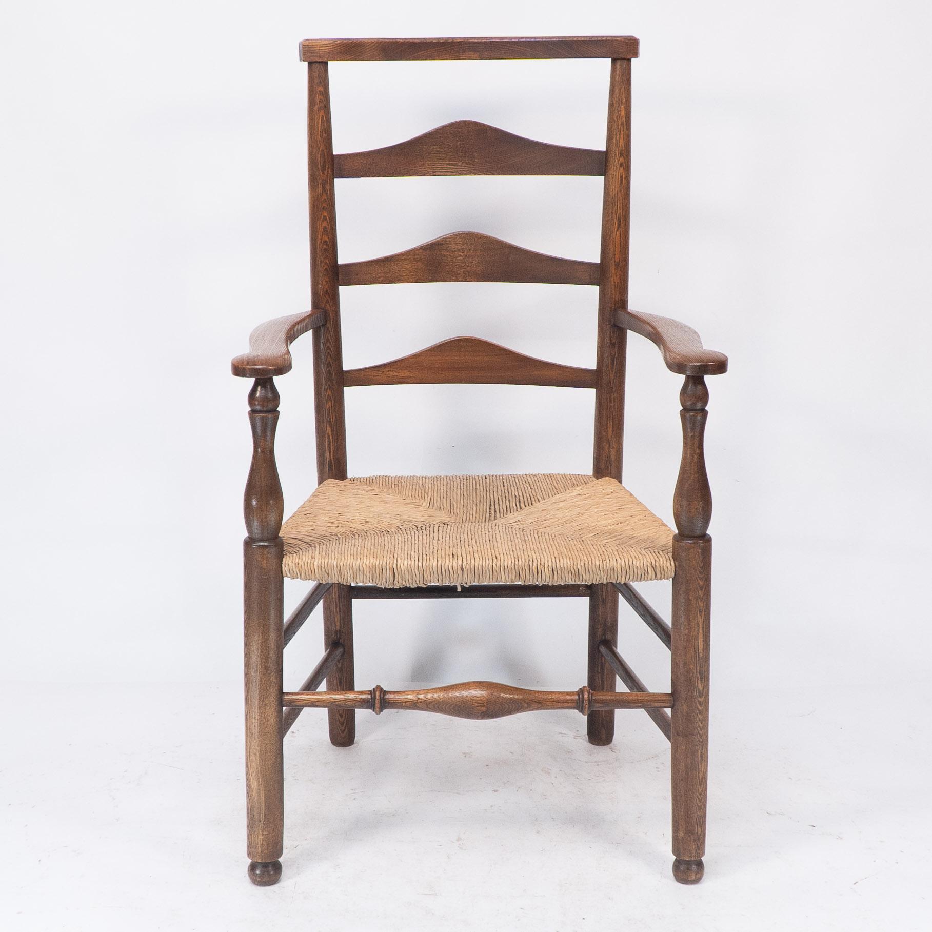 Charles Robert Ashbee (atribuido) para The Guild of Handicraft. Un sillón de roble con respaldo de escalera y asiento profesionalmente reempotrado.

Altura del asiento: 43 cm
Altura de los brazos: 68 cm