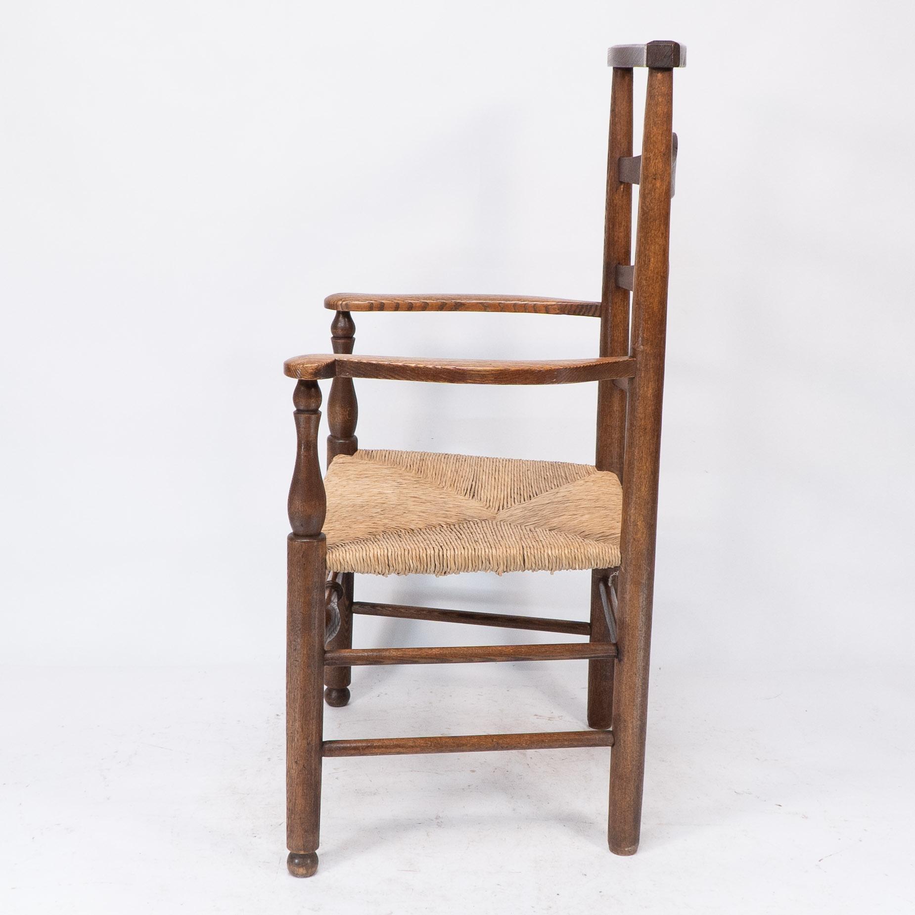 C. R. Ashbee attr. Un sillón Arts & Crafts con respaldo de escalera de roble y asiento reempotrado Inglés en venta