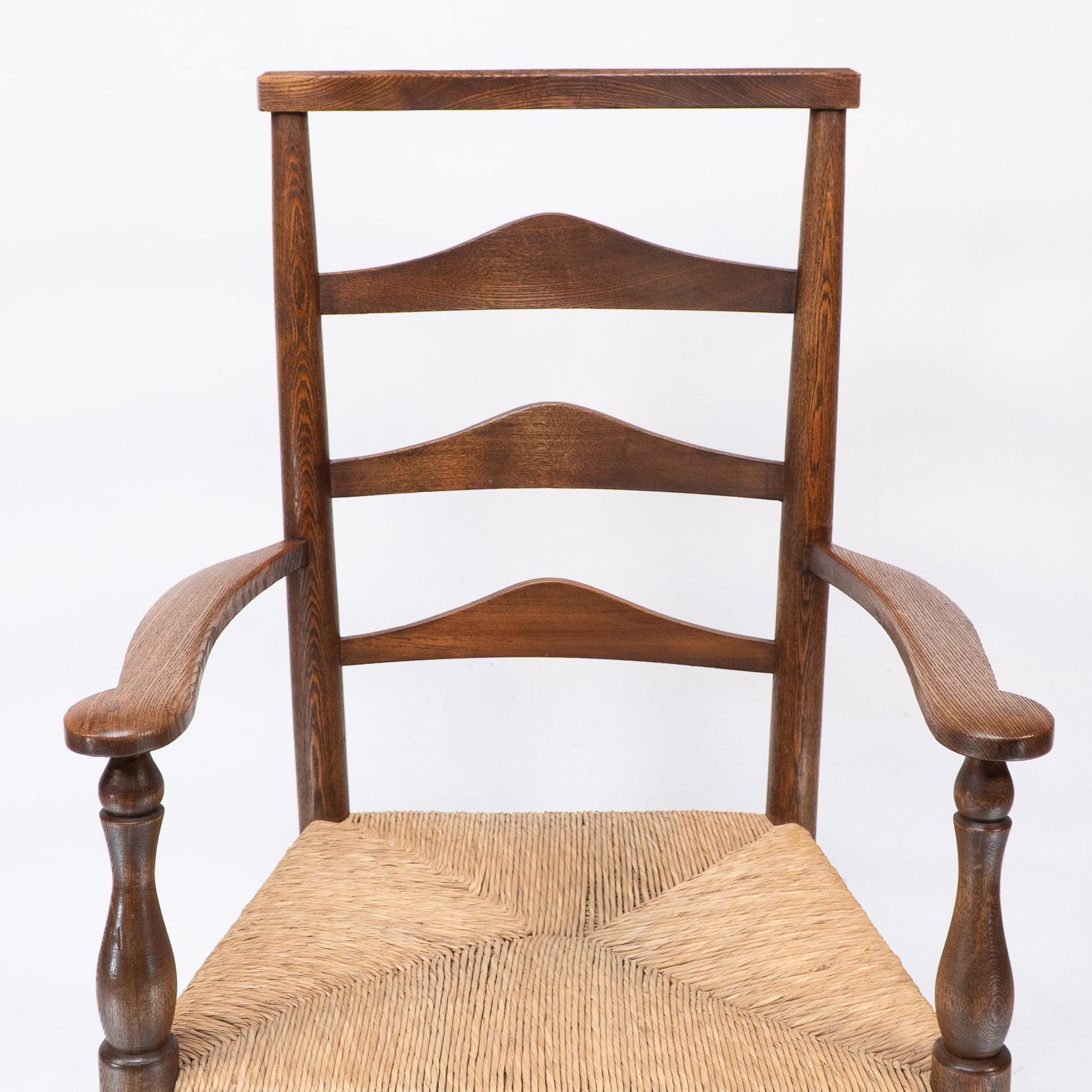 20ième siècle Ashbee attr. Fauteuil à dossier en échelle en chêne de style Arts & Crafts avec assise repoussée en vente