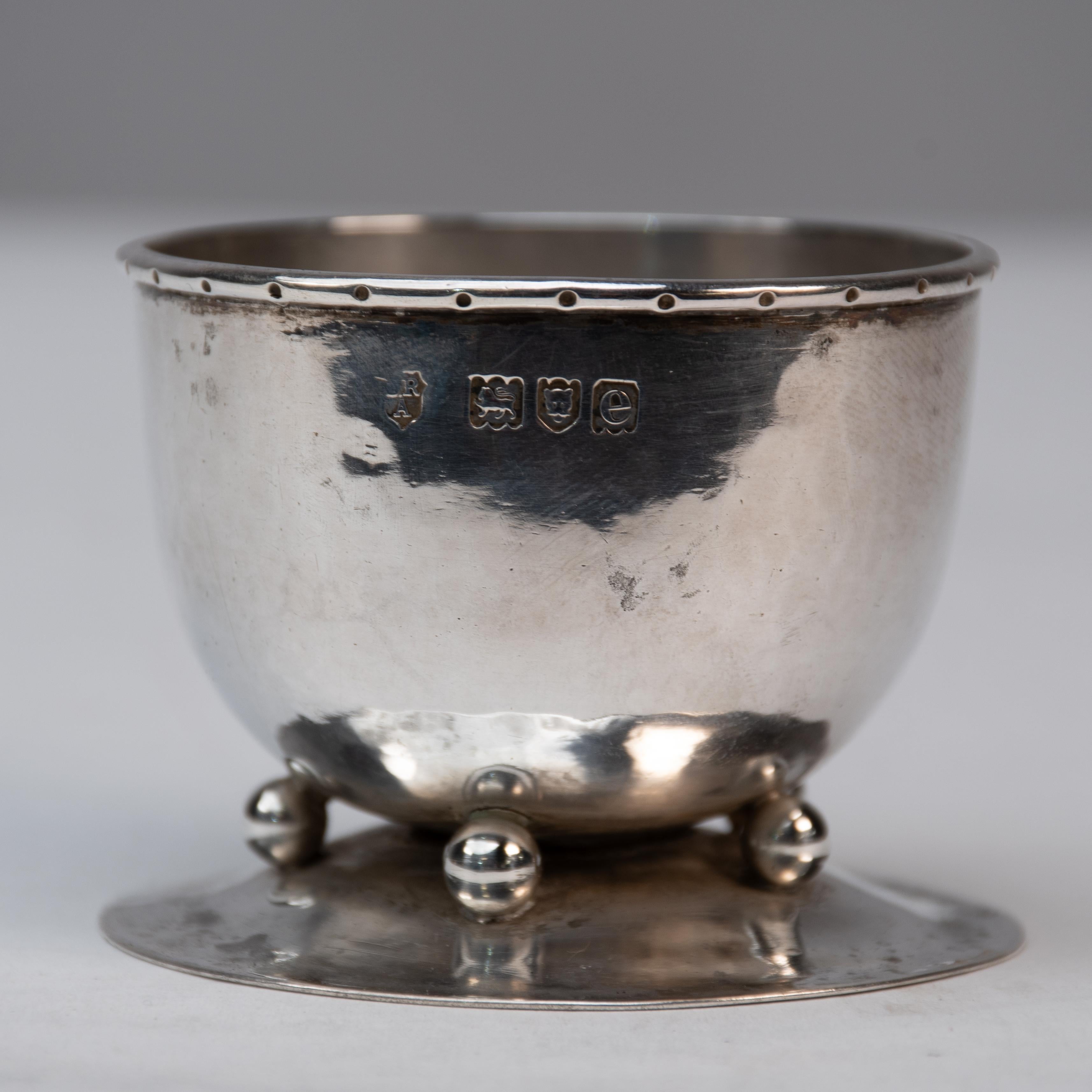 C. R. Ashbee GOH. Una rara coppia di sali d'argento martellati realizzati a mano in stile Arts & Crafts. in vendita 2