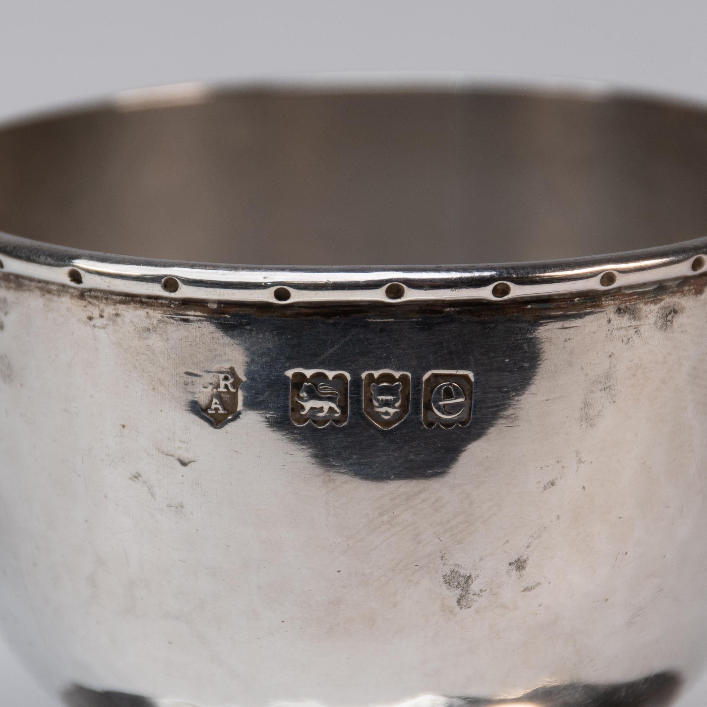 C. R. Ashbee GOH. Una rara coppia di sali d'argento martellati realizzati a mano in stile Arts & Crafts. in vendita 3