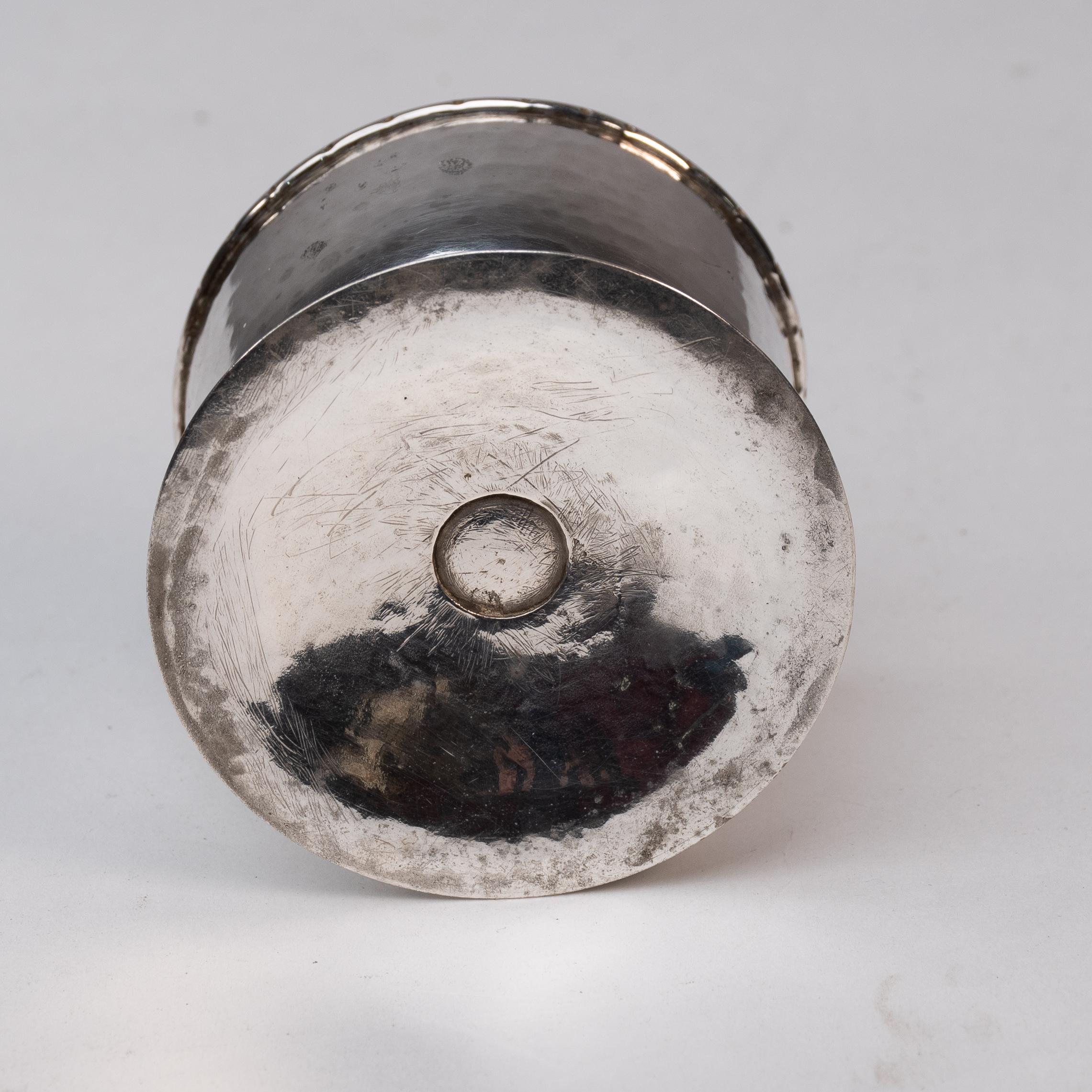C. R. Ashbee GOH. Una rara coppia di sali d'argento martellati realizzati a mano in stile Arts & Crafts. in vendita 4