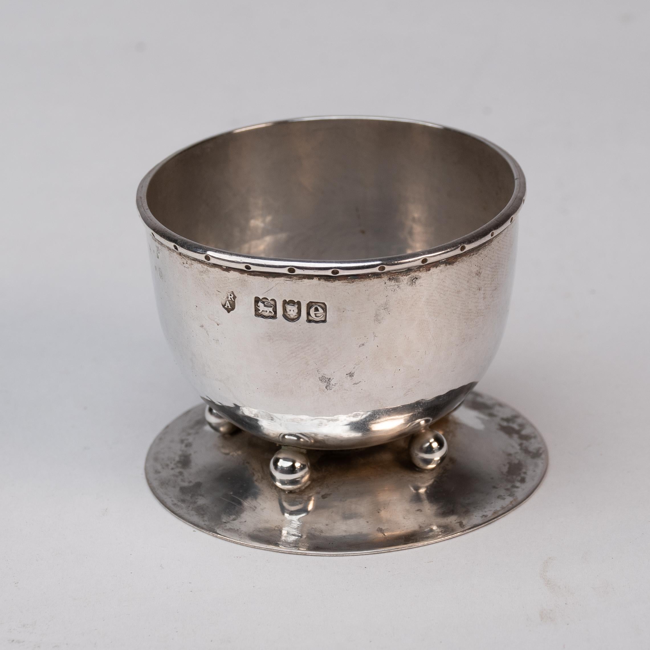 Arts and Crafts C. R. Ashbee GOH. Una rara coppia di sali d'argento martellati realizzati a mano in stile Arts & Crafts. in vendita