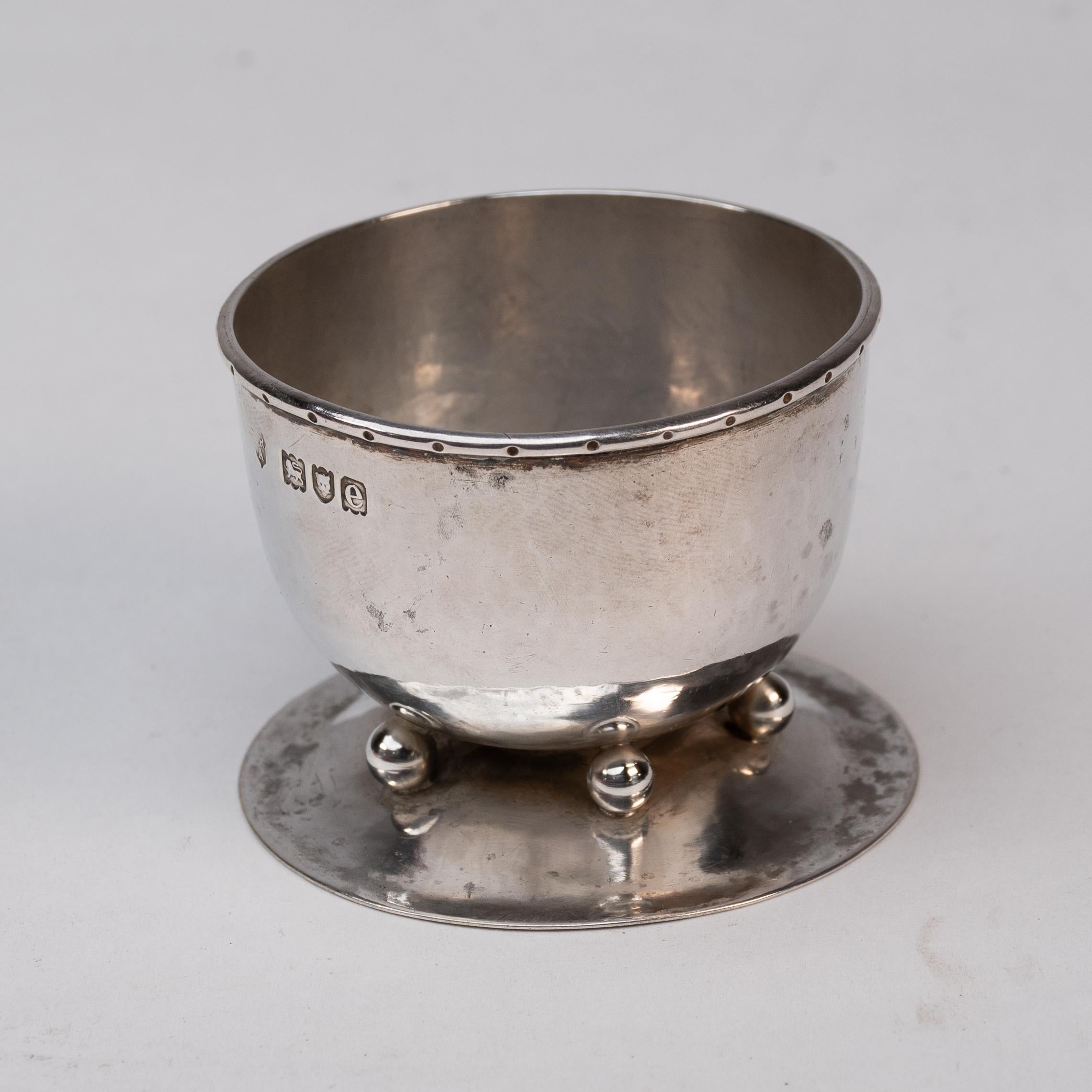 Inglese C. R. Ashbee GOH. Una rara coppia di sali d'argento martellati realizzati a mano in stile Arts & Crafts. in vendita