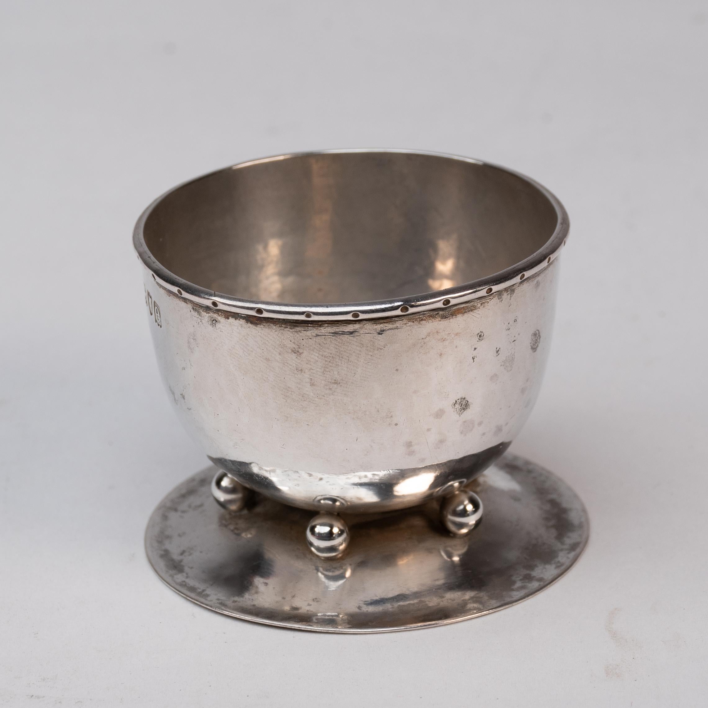 Martellato C. R. Ashbee GOH. Una rara coppia di sali d'argento martellati realizzati a mano in stile Arts & Crafts. in vendita