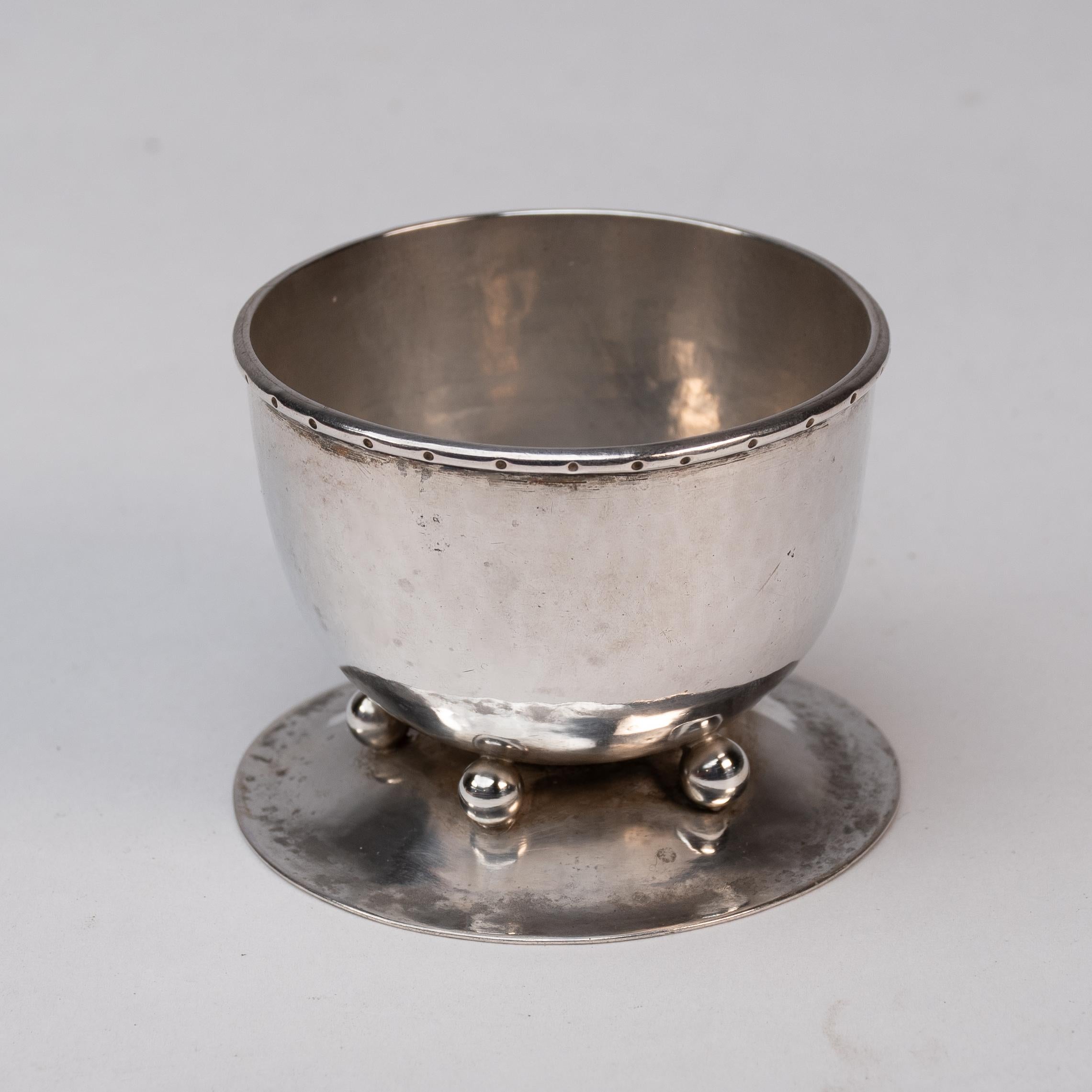 C. R. Ashbee GOH. Una rara coppia di sali d'argento martellati realizzati a mano in stile Arts & Crafts. In condizioni buone in vendita a London, GB