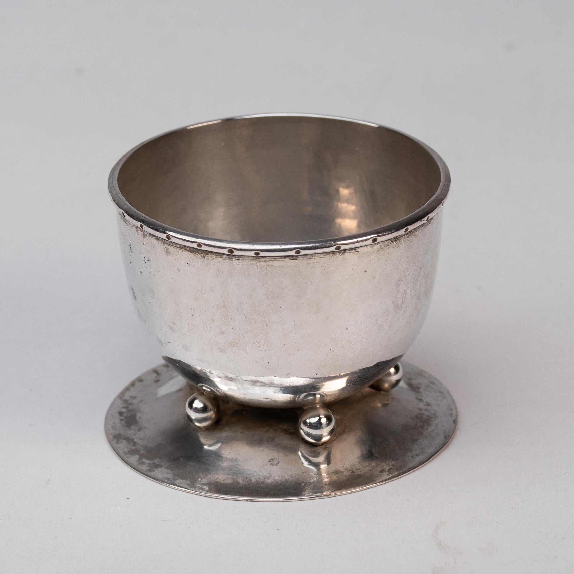 XX secolo C. R. Ashbee GOH. Una rara coppia di sali d'argento martellati realizzati a mano in stile Arts & Crafts. in vendita