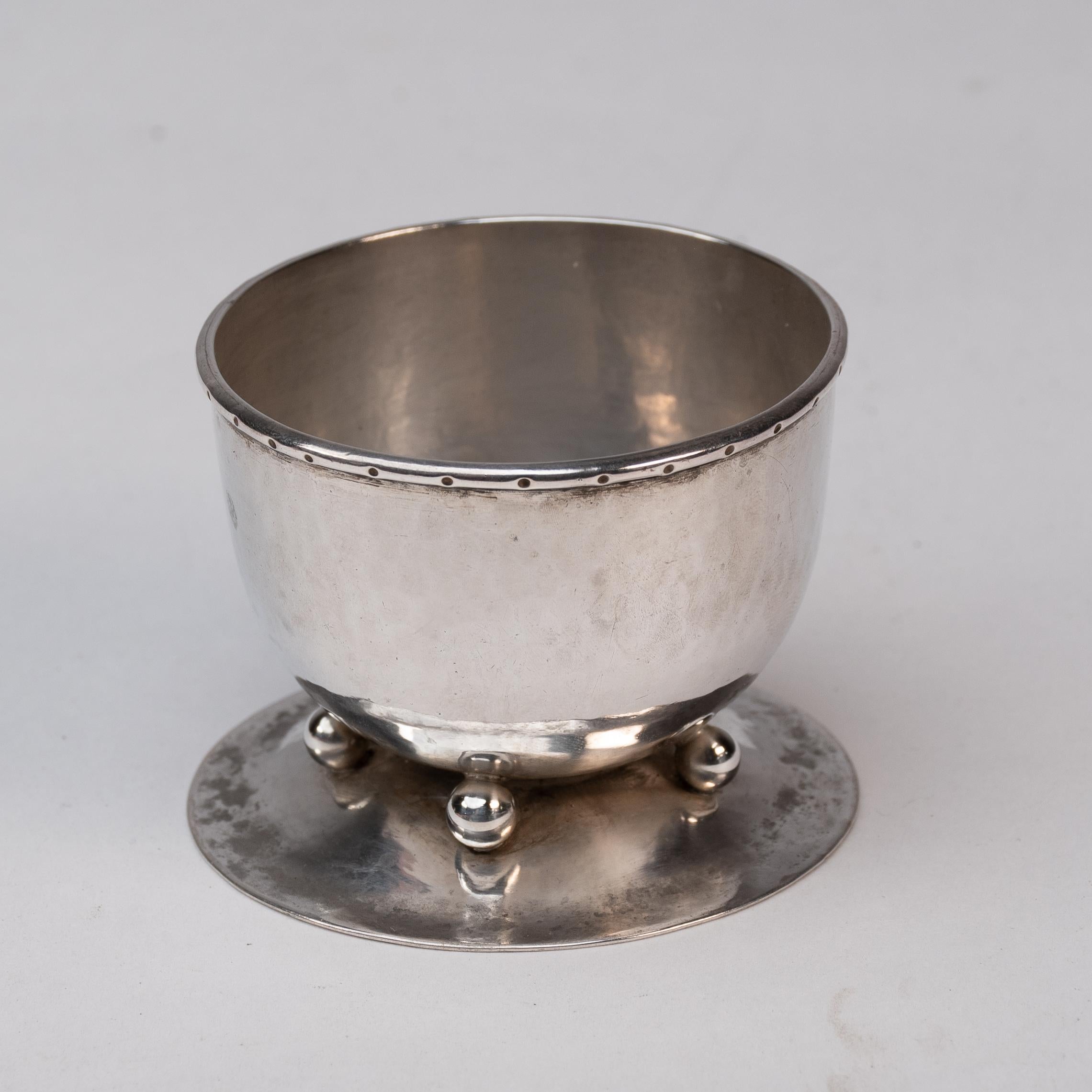 Argento C. R. Ashbee GOH. Una rara coppia di sali d'argento martellati realizzati a mano in stile Arts & Crafts. in vendita