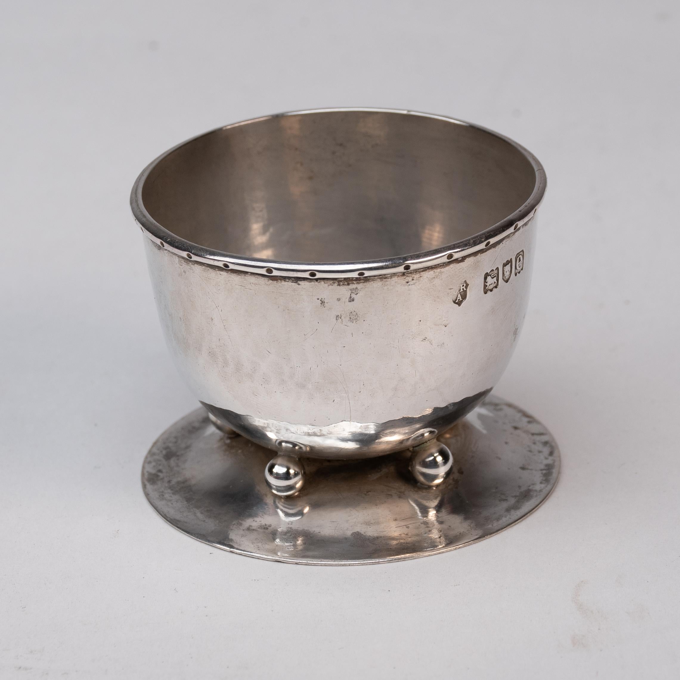 C. R. Ashbee GOH. Una rara coppia di sali d'argento martellati realizzati a mano in stile Arts & Crafts. in vendita 1