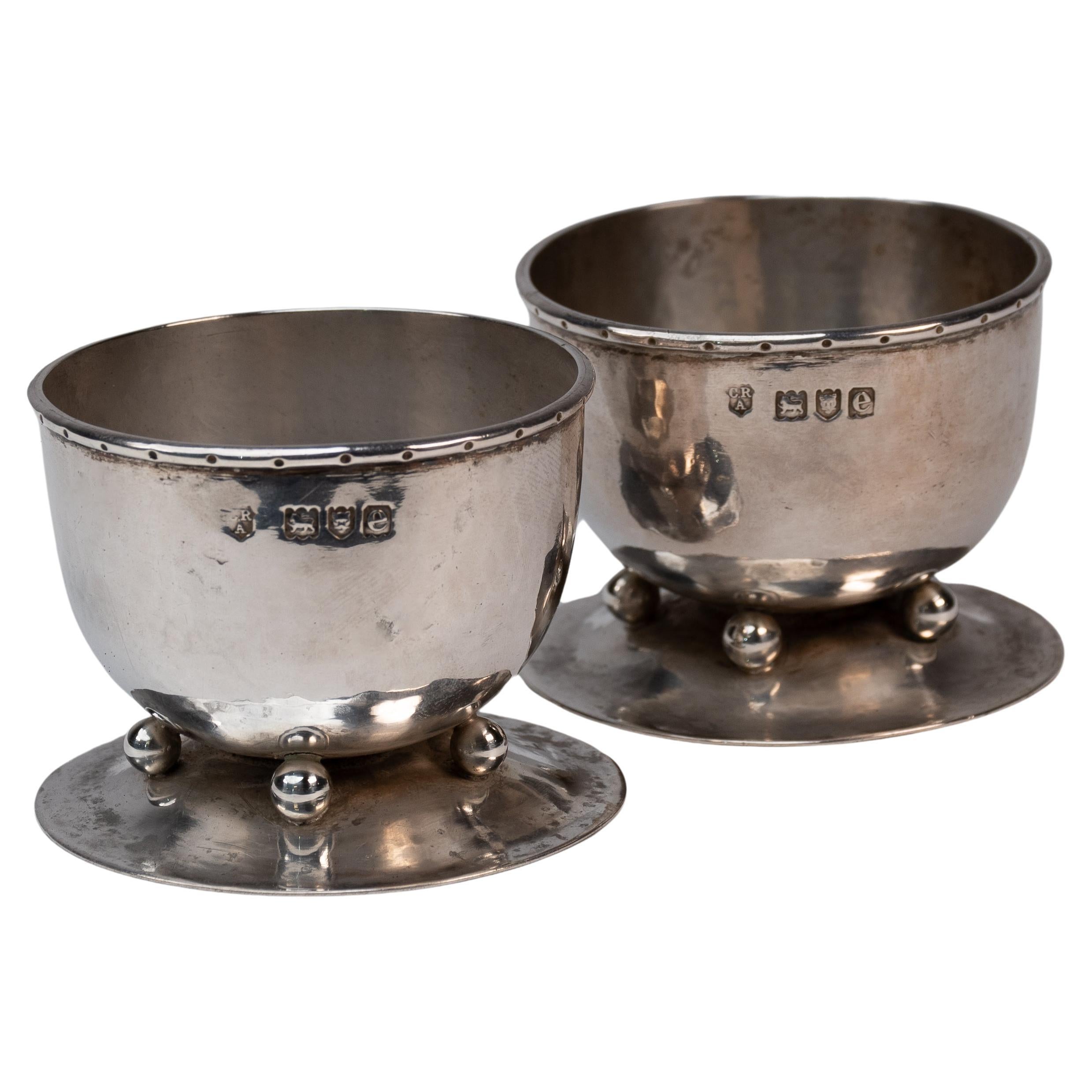 C R Ashbee GOH. Raro par de sales de plata martillada artesanales.