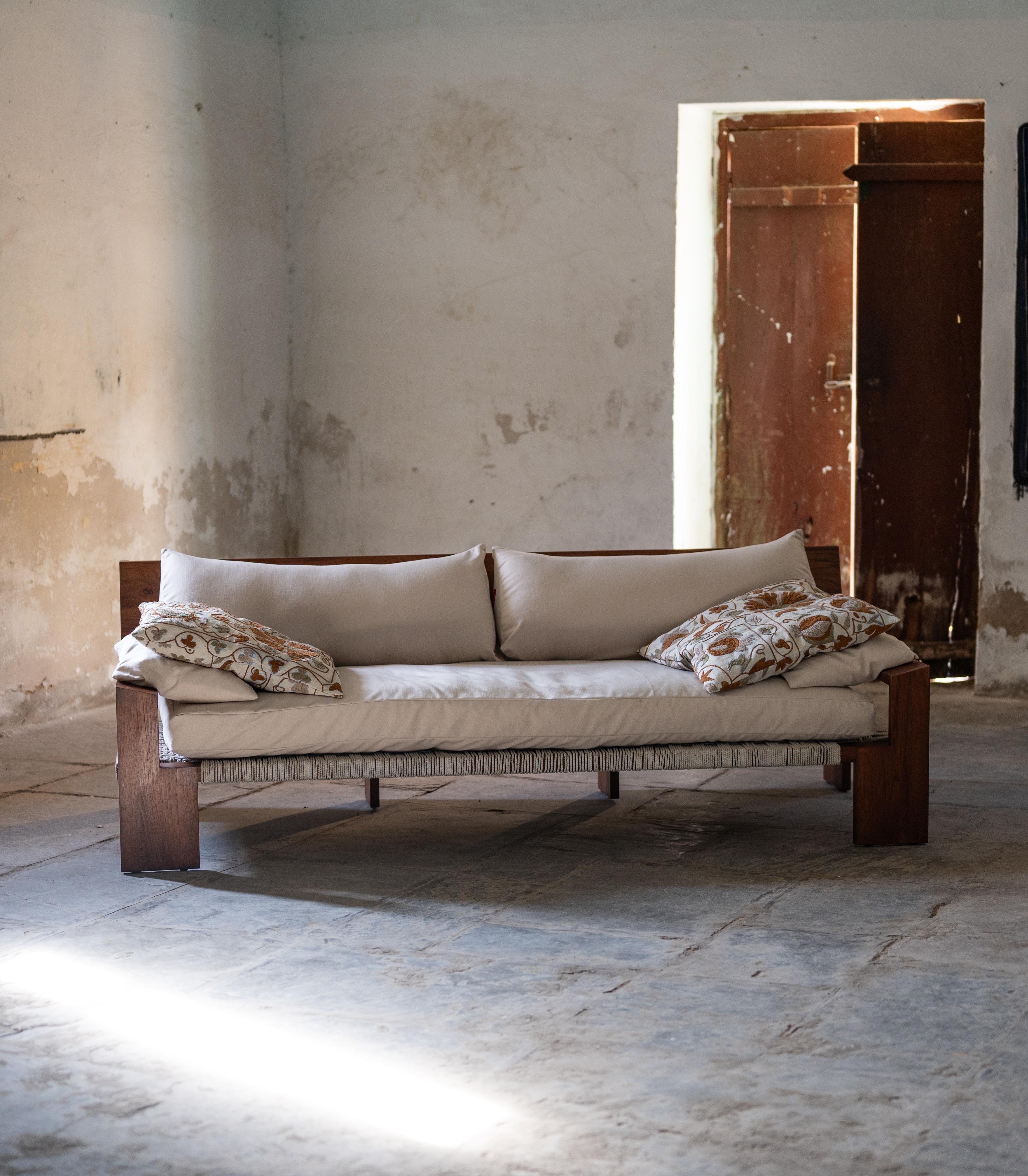 El sofá C se inspira en la tradicional cama charpai.  Toma prestado su diseño del asiento tejido de algodón que proporciona un apoyo suave y flexible.  Acolchado con cojines de downe posteriores, el sofá C es inmensamente cómodo.  Disponible en