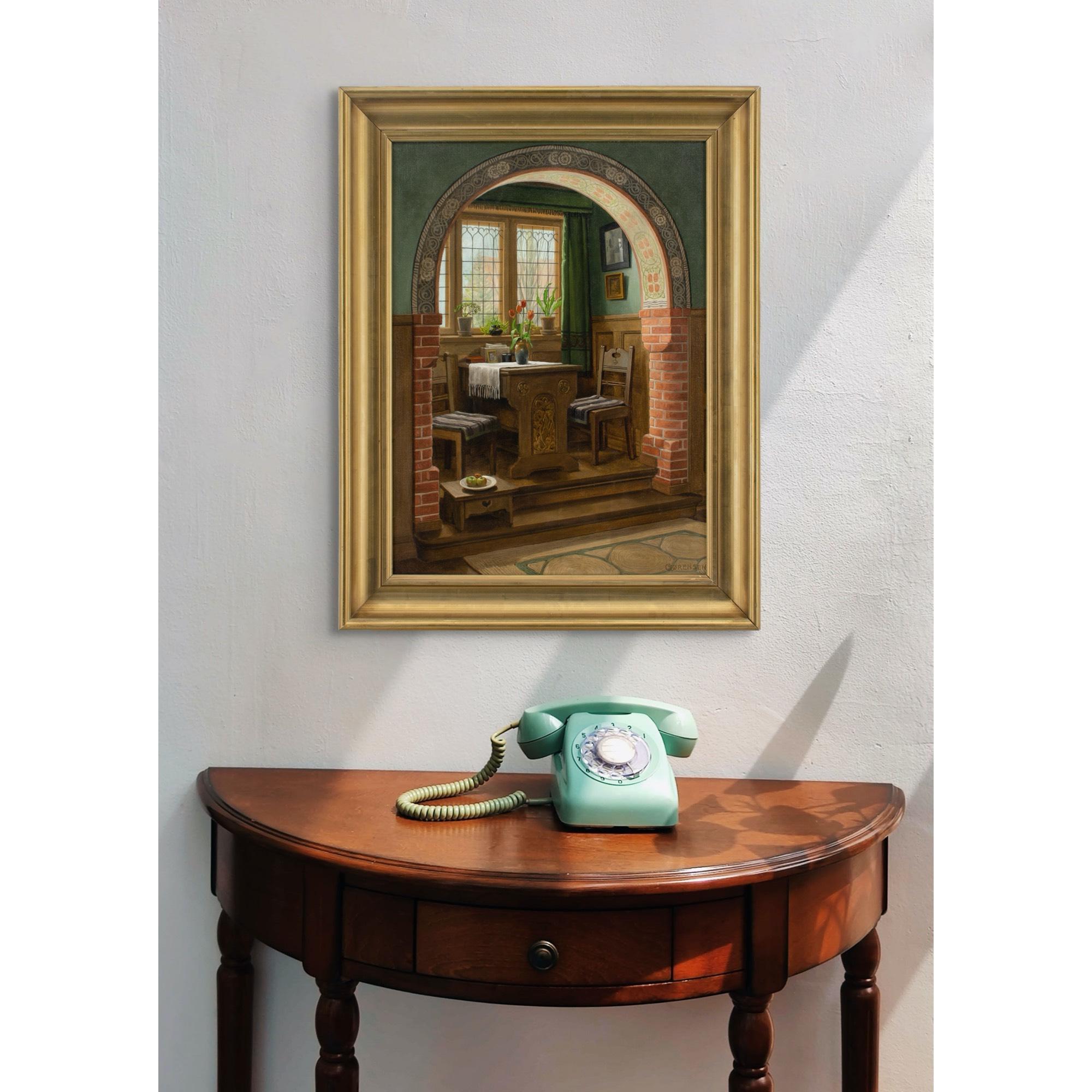 Dieses charmante Ölgemälde des dänischen Künstlers C. Sorensen aus dem frühen 20. Jahrhundert zeigt ein Interieur mit einem Bogen, einer Essecke und einem Fenster.

Über C. Sørensen ist wenig bekannt, was angesichts seiner offensichtlichen