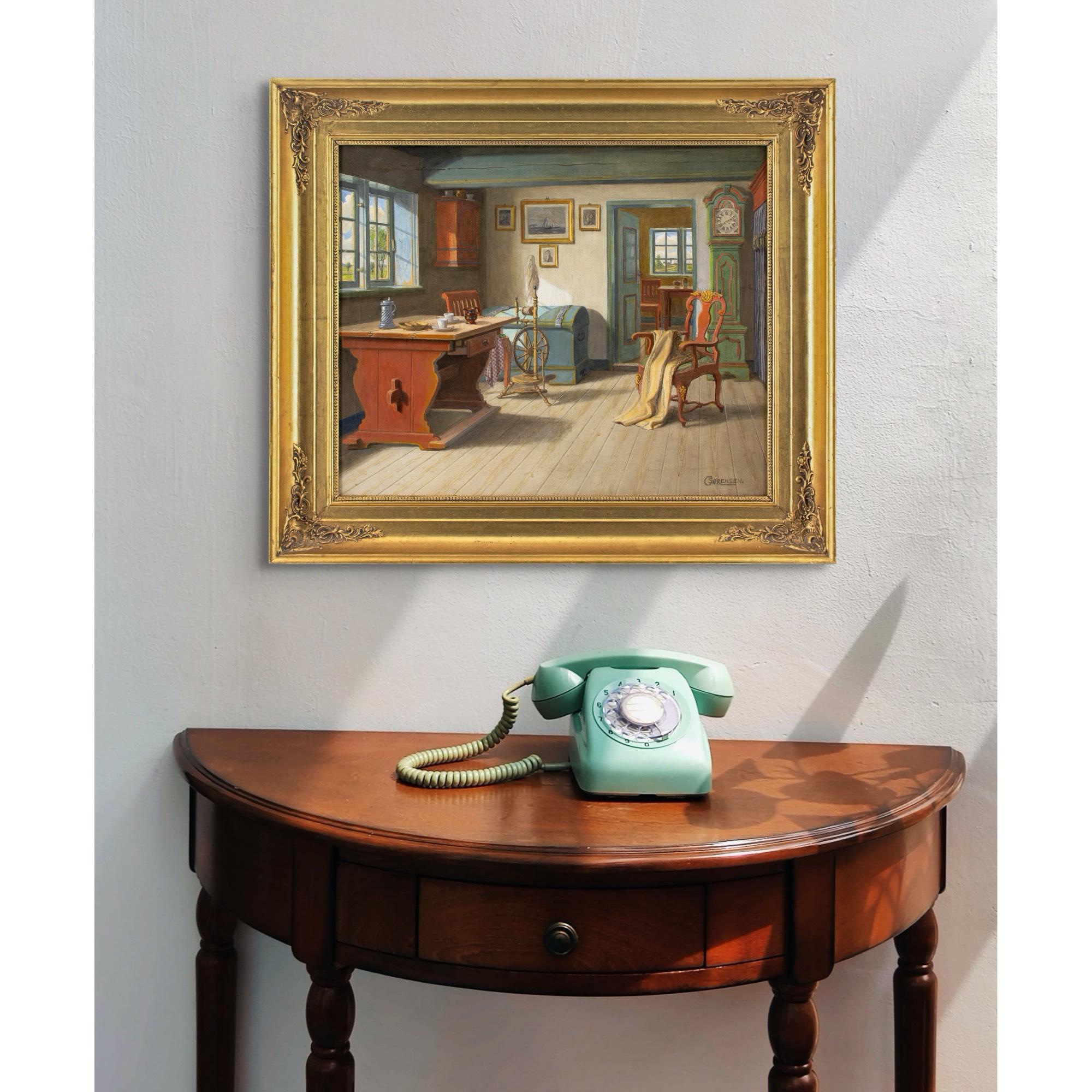 Cette peinture à l'huile du début du XXe siècle de l'artiste danois C.C. représente un intérieur rustique avec une table, un rouet, une chaise, une horloge et un coffre.

On sait peu de choses sur A.C.C., ce qui est inhabituel compte tenu de leur