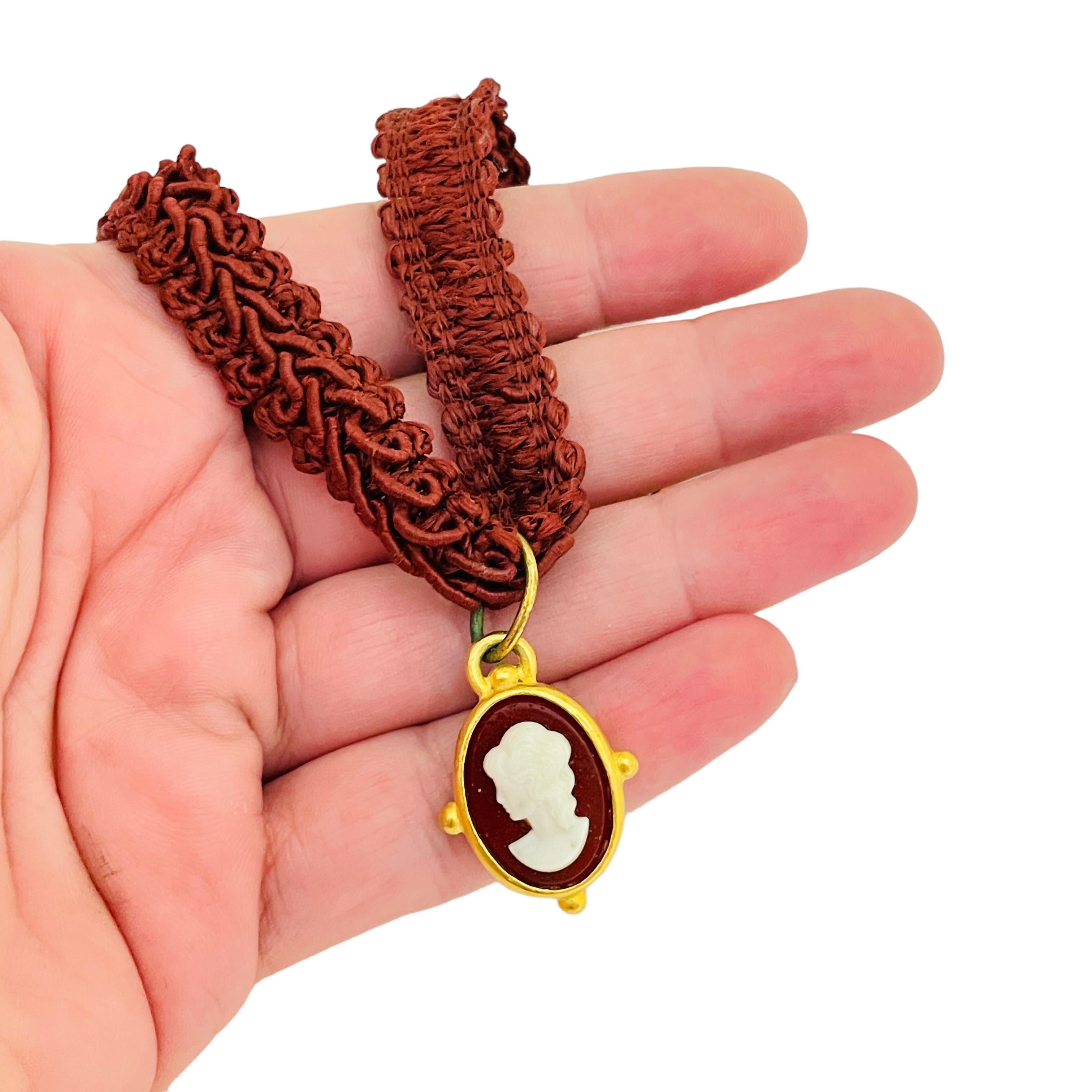 DETTAGLI

- firmato A.I.C.

- tono oro con cammeo in vetro

- collana di design vintage  

MISURE  

- 

CONDIZIONE

-  ottime condizioni vintage con minimi segni di usura 

 Sku 33

❤️❤️   GIOIELLI DI DESIGN VINTAGE   ❤️❤️

❤️❤️  ALEXANDER'S