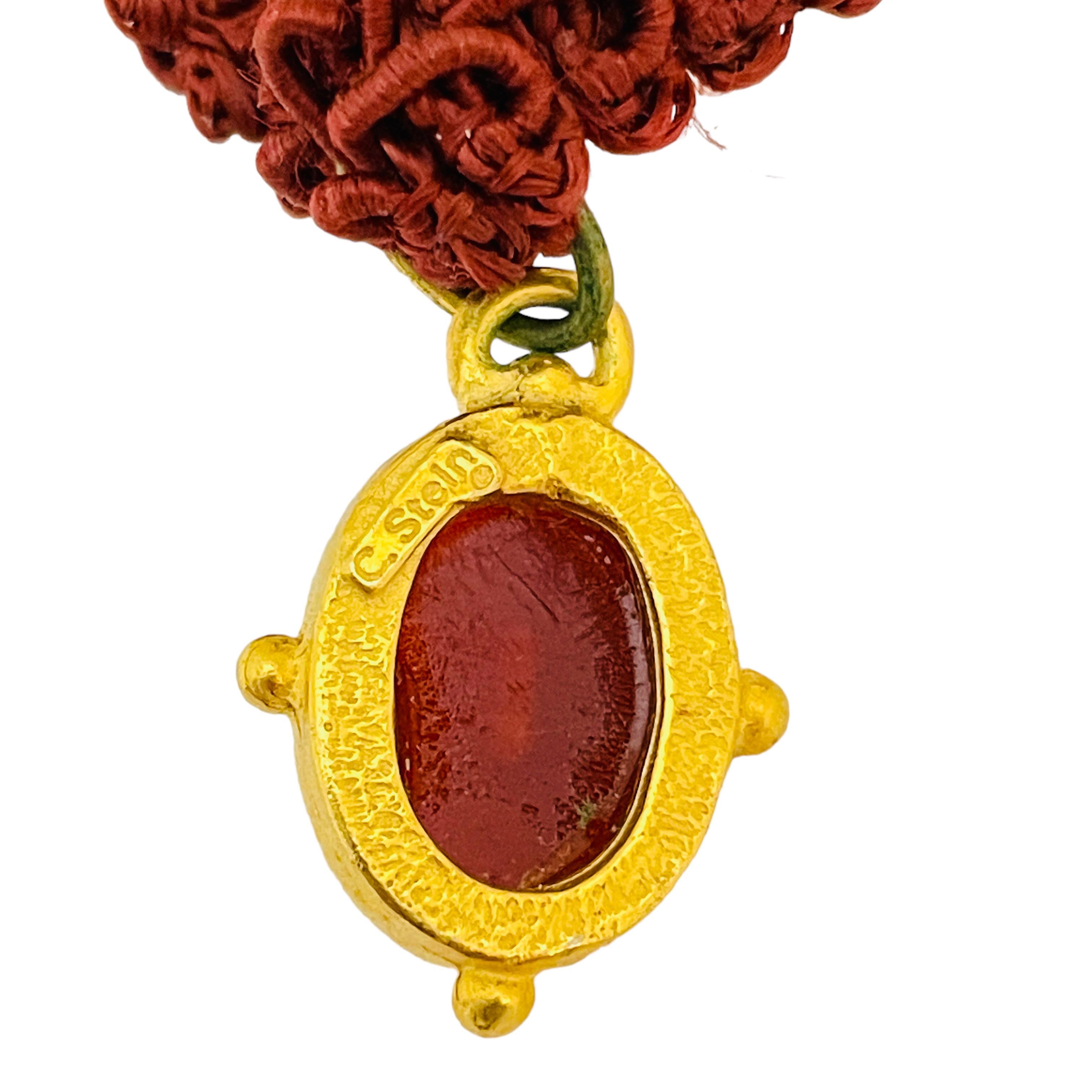 C. STEIN, collana firmata d'epoca con cammeo in vetro color oro In condizioni buone in vendita a Palos Hills, IL