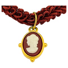 C. STEIN, collana firmata d'epoca con cammeo in vetro color oro