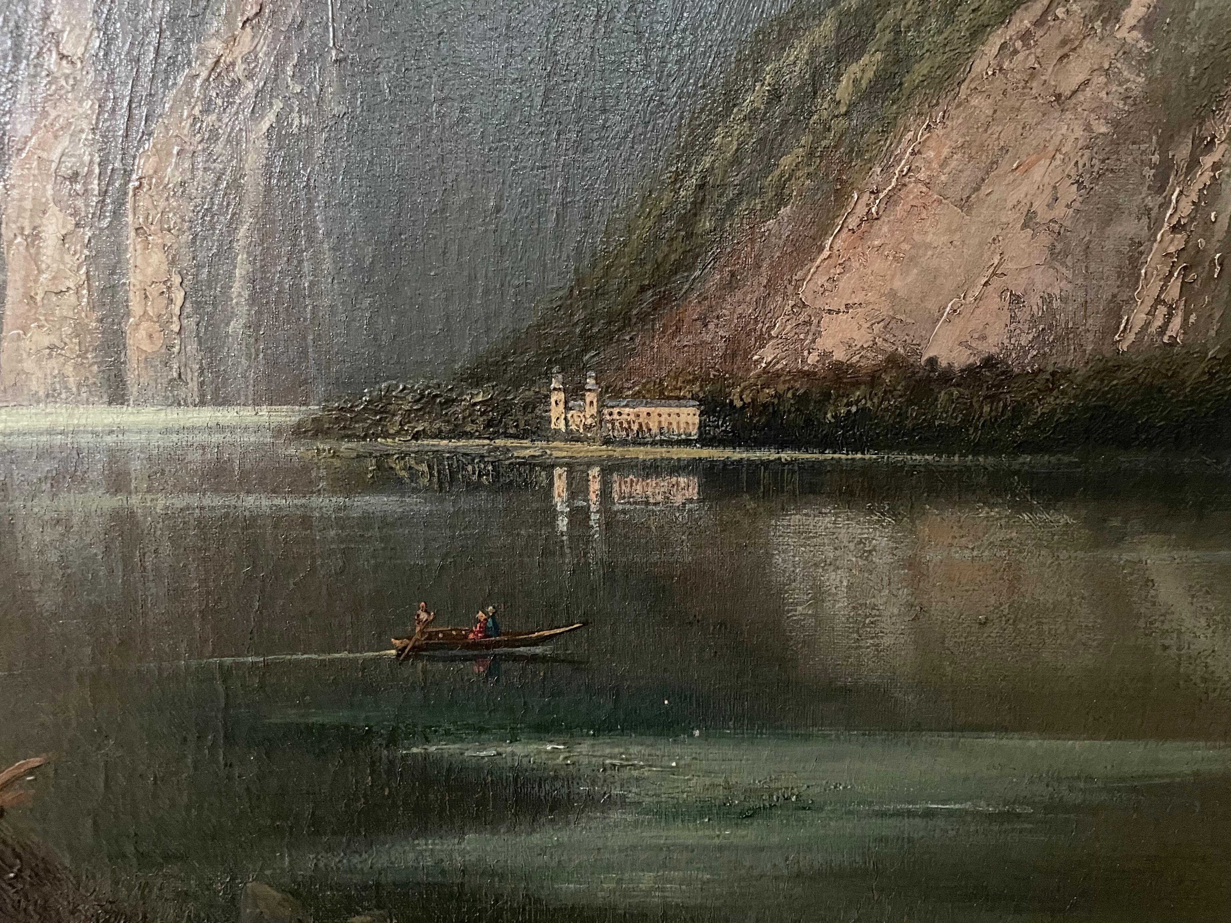 Dieses idyllische Landschaftsgemälde aus dem 19. Jahrhundert, das C. v. Leopold zugeschrieben wird, fängt einen ruhigen Blick auf den Königssee ein, einen der malerischsten Alpenseen in Deutschland. Die Komposition hält meisterhaft das Gleichgewicht