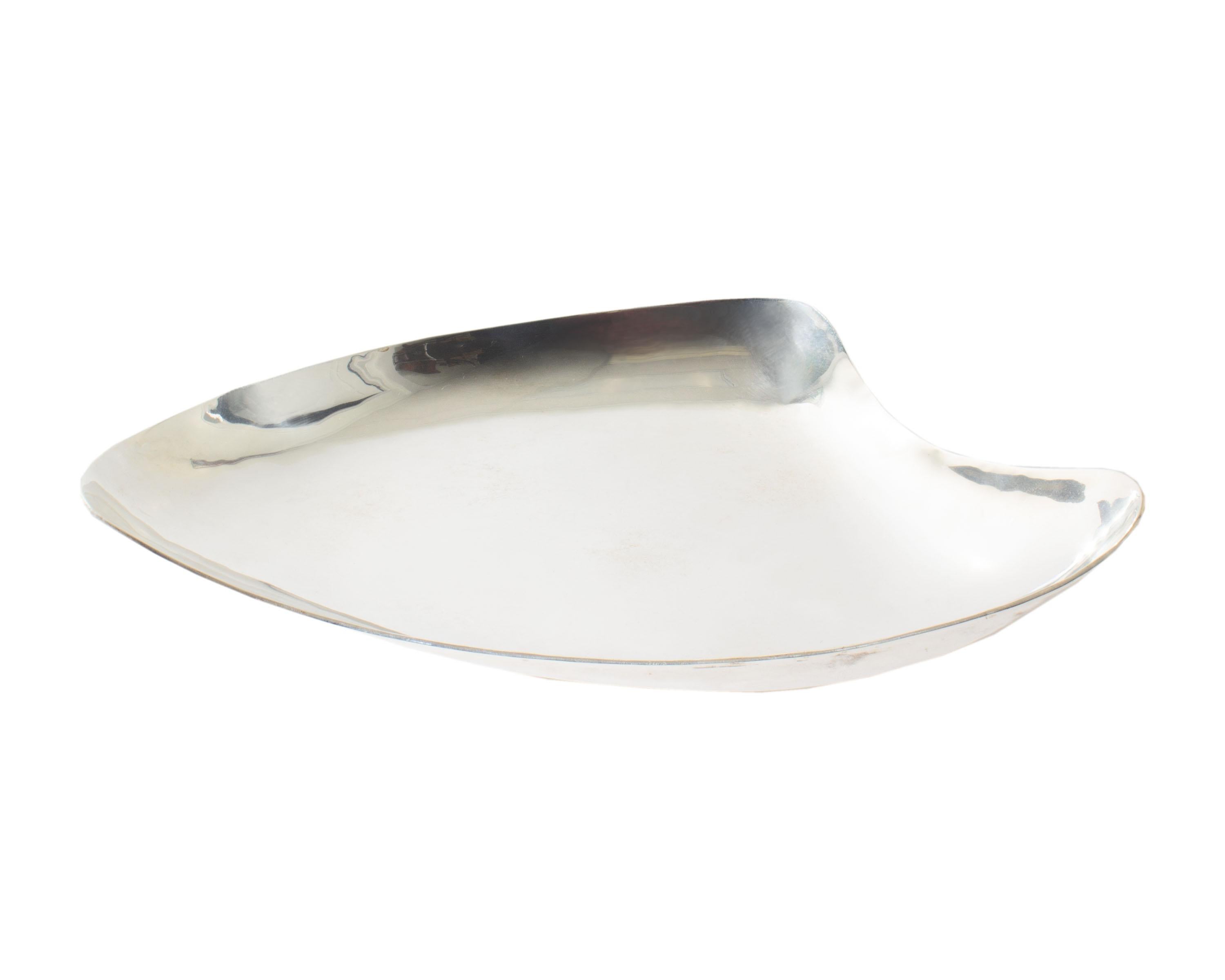 A Modernist sterling silver biomorphic bowl designed by C. Zurita. Made in Mexico, this handwrought bowl features a sleek design and is raised upon three petite feet.  Marked verso 